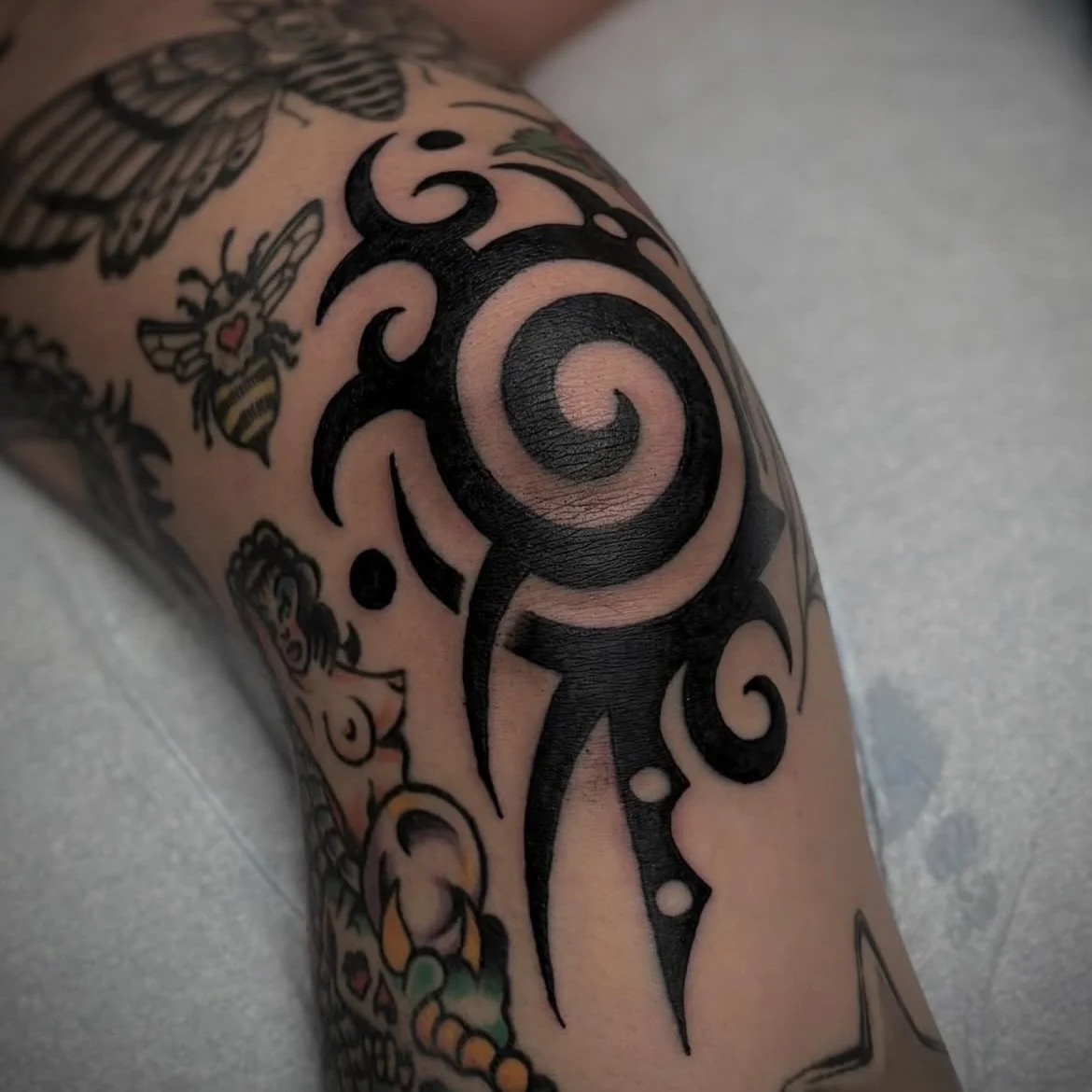 Drawn on knee tribal
By @adamolsentattoo 
.
.
.
.
.
#tribaltattoo #kneetattoo #eastrivertattoo #greenpoint
