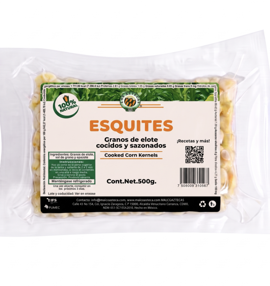 Paquete de esquites, granos de elote cocidos y sazonados en una bolsa de plástico transparente, con una etiqueta que indica los ingredientes y las instrucciones de preparación.