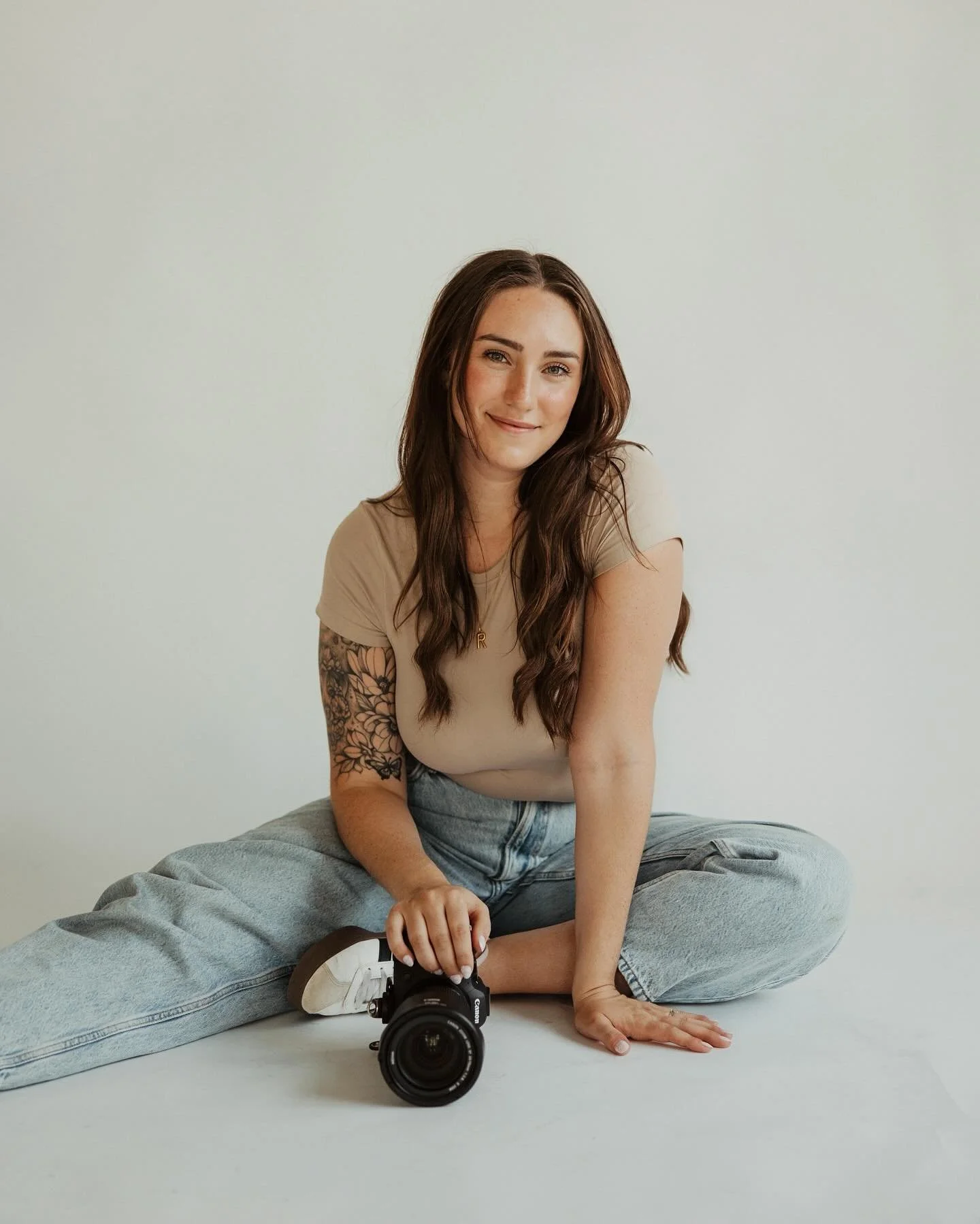 So many new faces on here lately I figured it was about time I pop in with a little hello and give a face to the name. So, Hi! I&rsquo;m Caitlin 👋 The gal behind McCaulley Photography. 

I&rsquo;m a wedding photographer who&rsquo;s also wildly passi