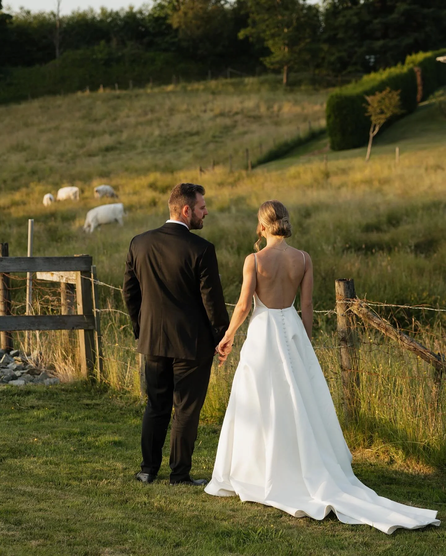 Such a beautiful wedding day at the manor farm celebrating lauren + brandons love. 🫶🏼 It was my first time shooting at this location and it was absolutely stunning. ✨
.
.
.
.
Venue: @the_manor_farm 
Coordination: @evergreeneventdesignn 
Content: @a