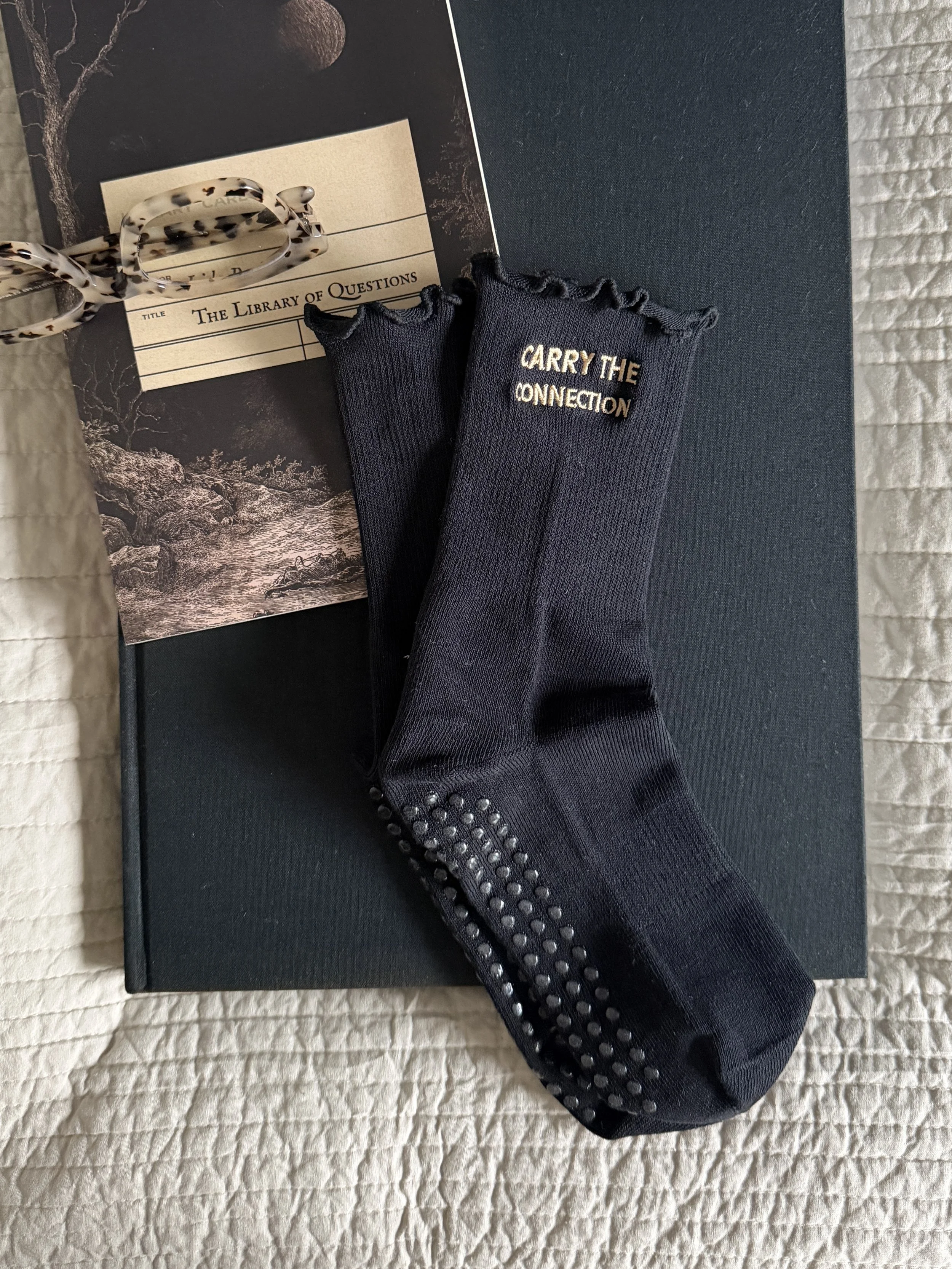 CARRY THE CONNECTION Comfort Grip Socks