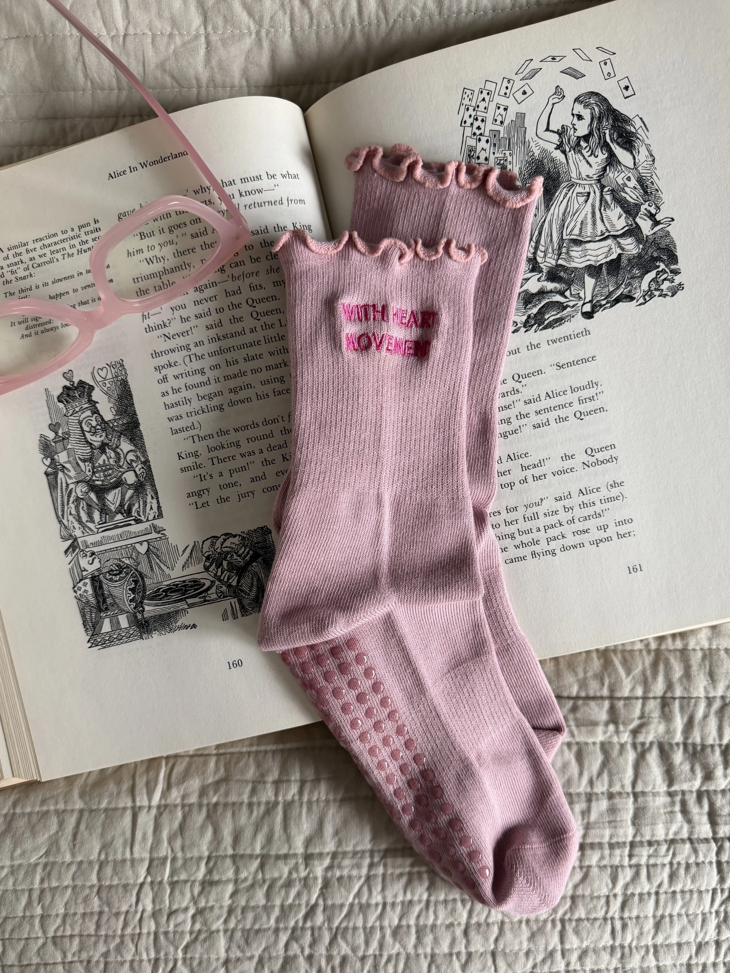 WITH HEART MOVEMENT Comfort Grip Socks