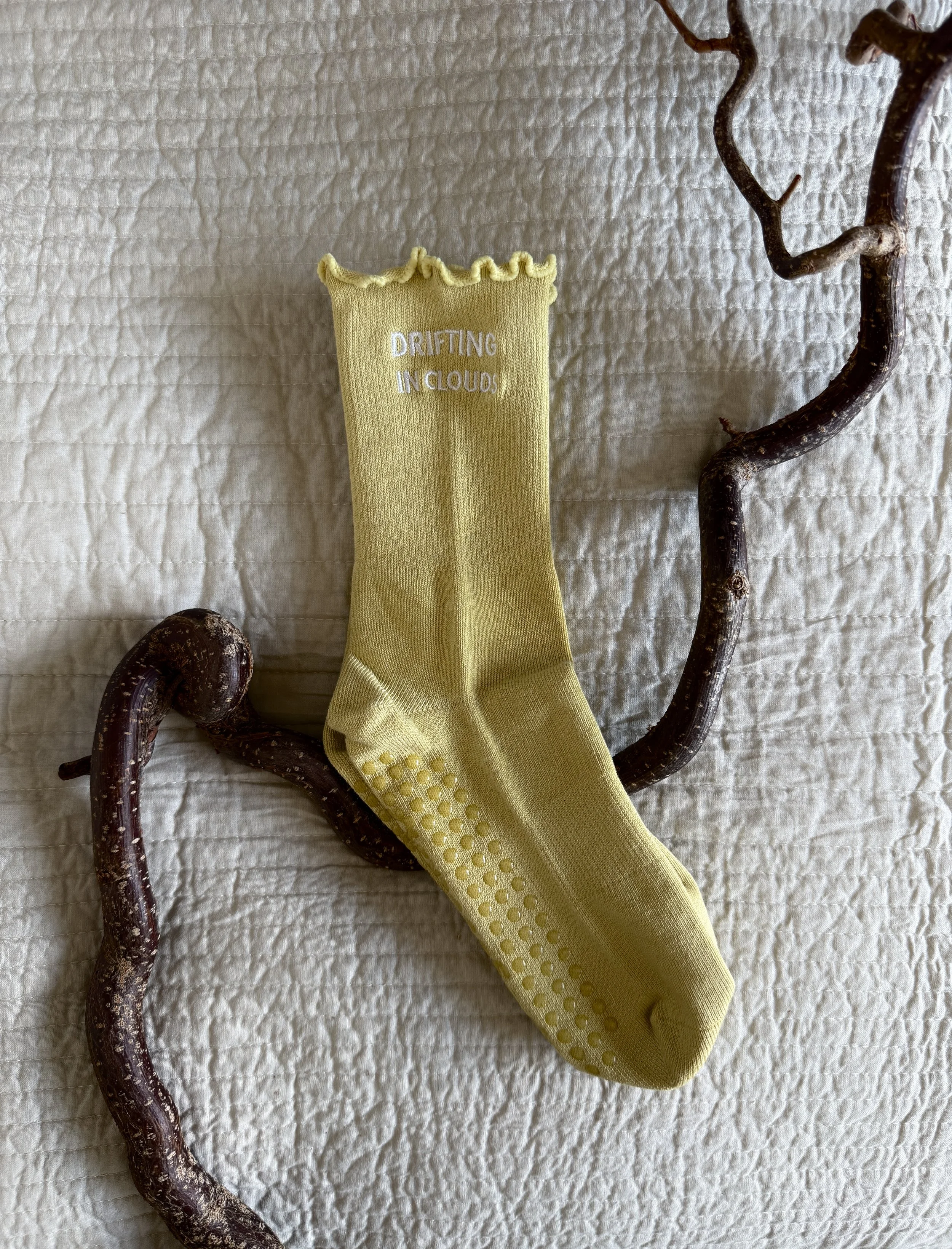 DRIFTING IN CLOUDS Comfort Grip Socks