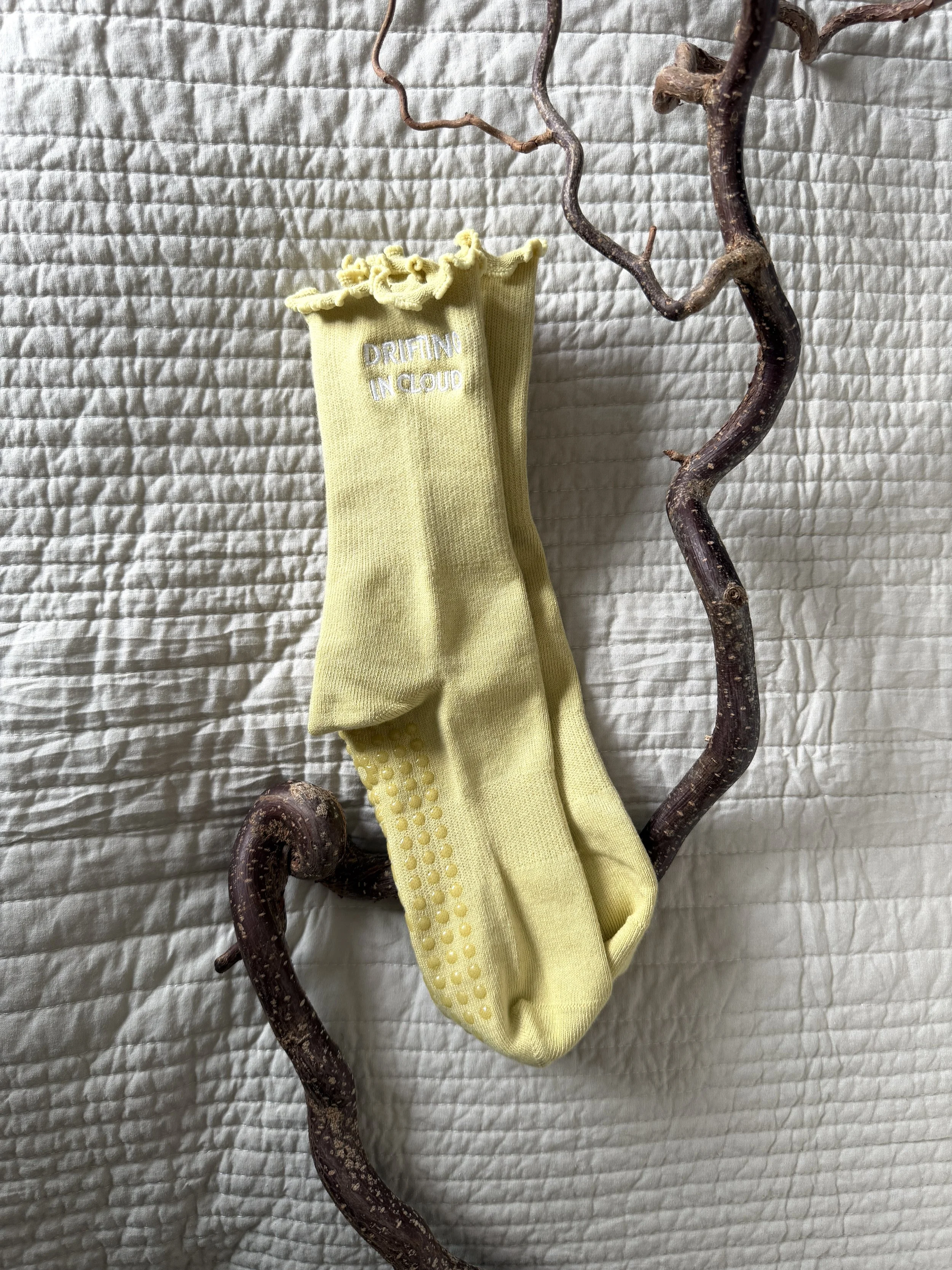 DRIFTING IN CLOUDS Comfort Grip Socks