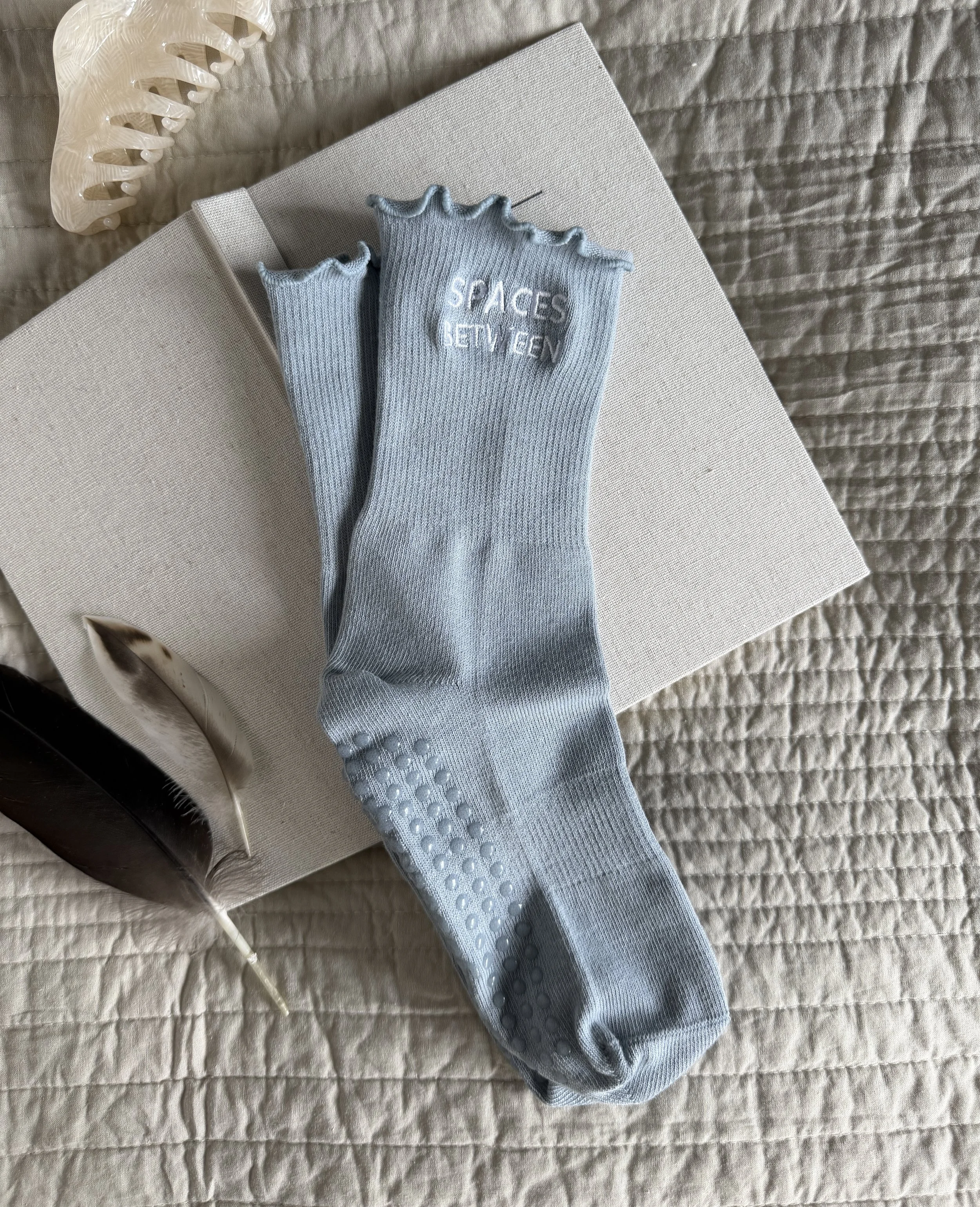 SPACES BETWEEN Comfort Grip Socks