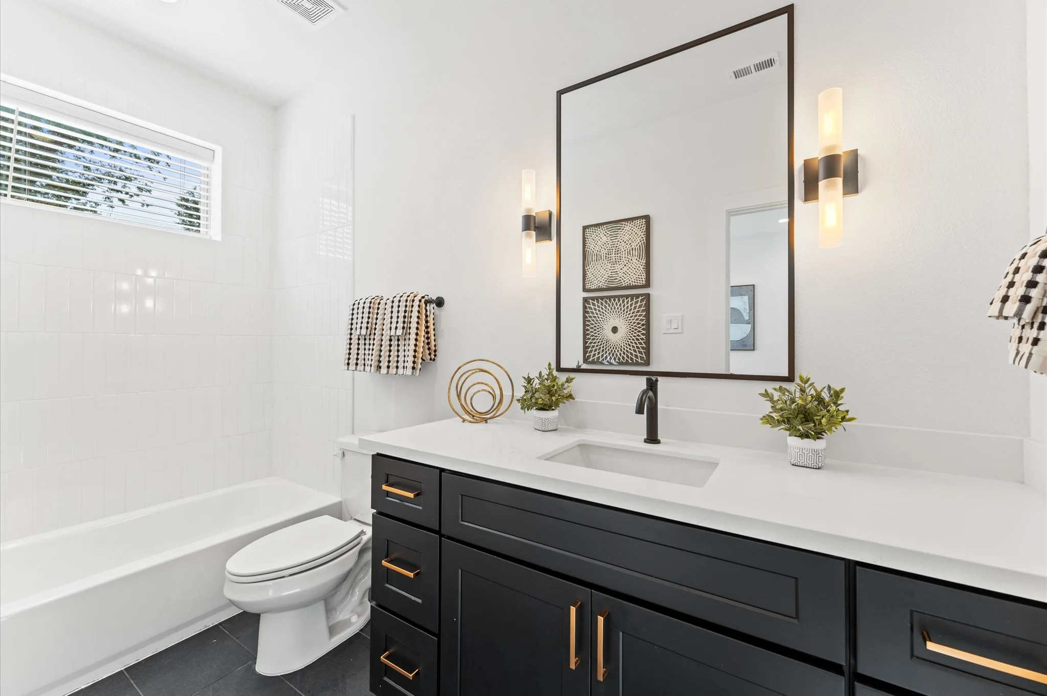 05-820 Curtin St #G - 03.jpg