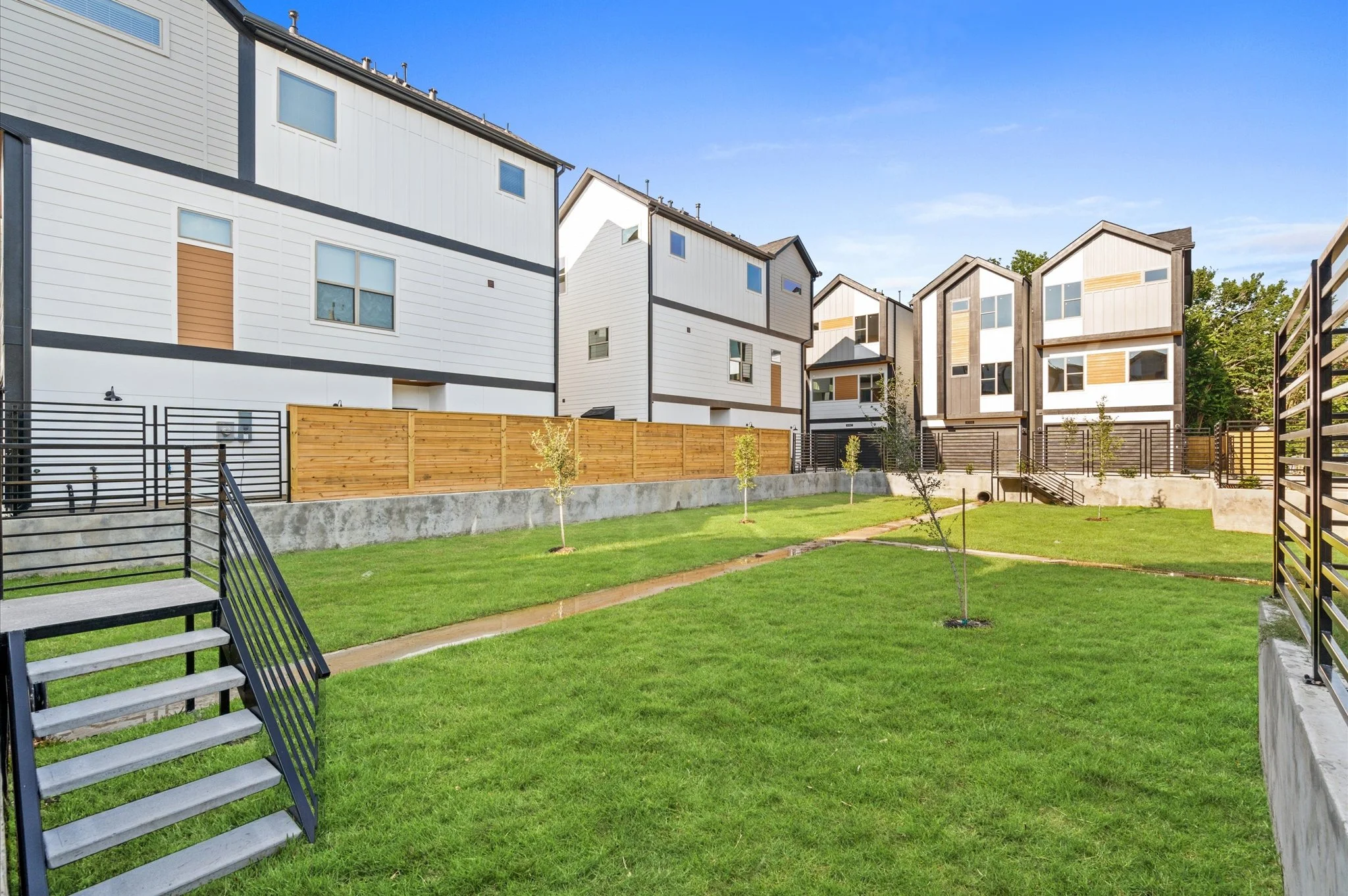 24-820 Curtin St #G - 01.jpg
