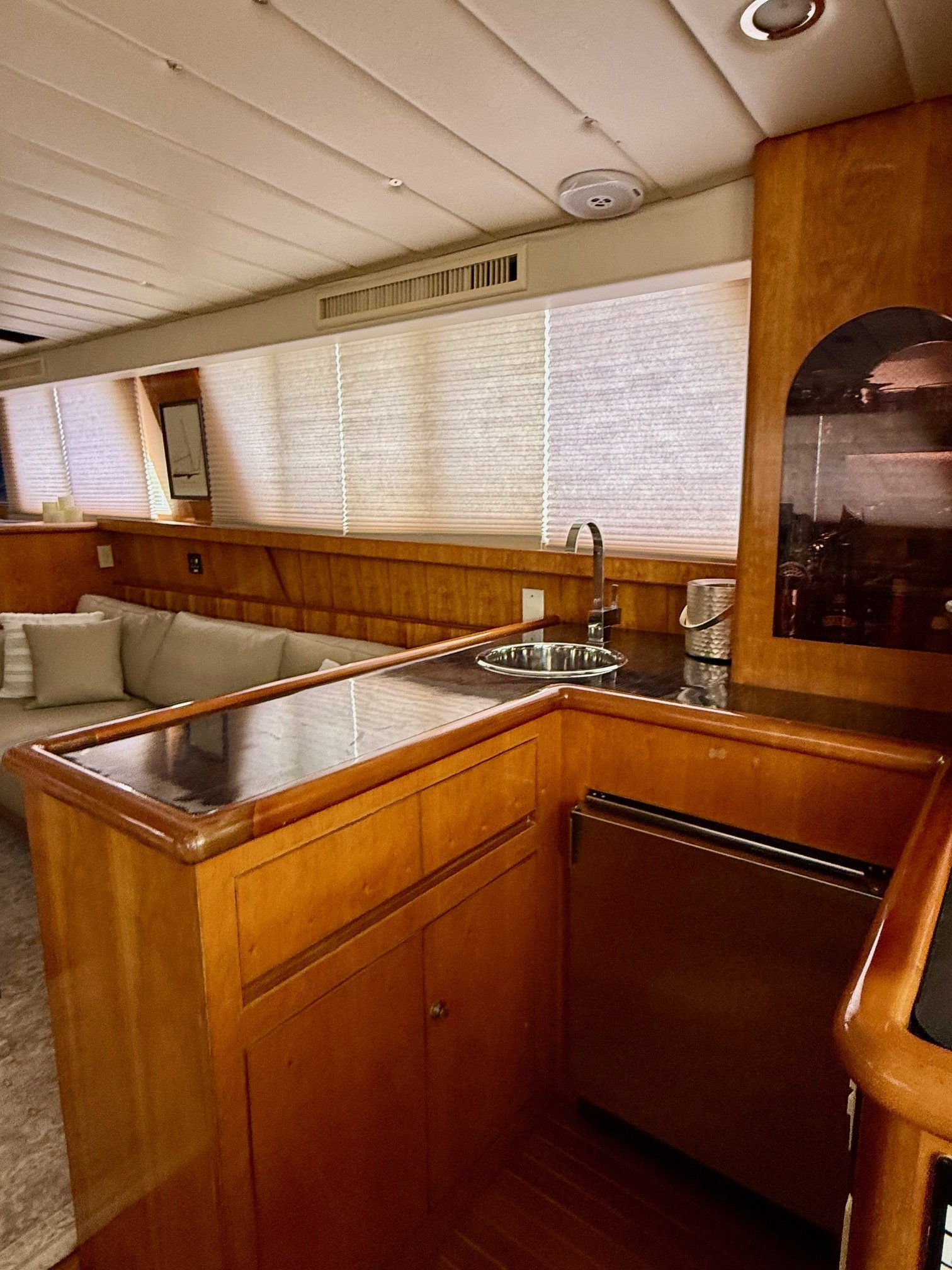 DEFIANT: Interior Bar Area