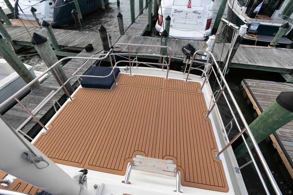 DEFIANT one: Flybridge Mid-Tier