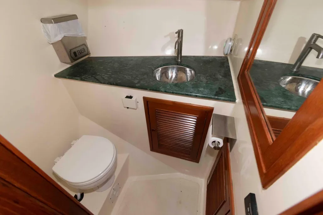 DEFIANT one: Forward Head (Bathroom)