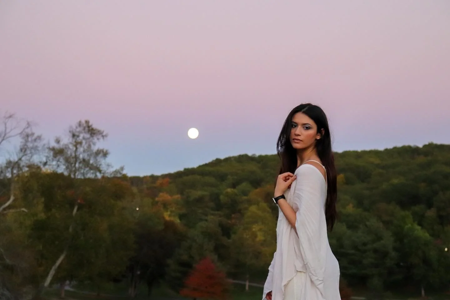 As the air turns crisp and the days grow shorter, we enter the season of Autumn a time of letting go, reflection, and returning inward. In Traditional Chinese Medicine, Fall is governed by the Lung and Large Intestine meridians organs that teach us h