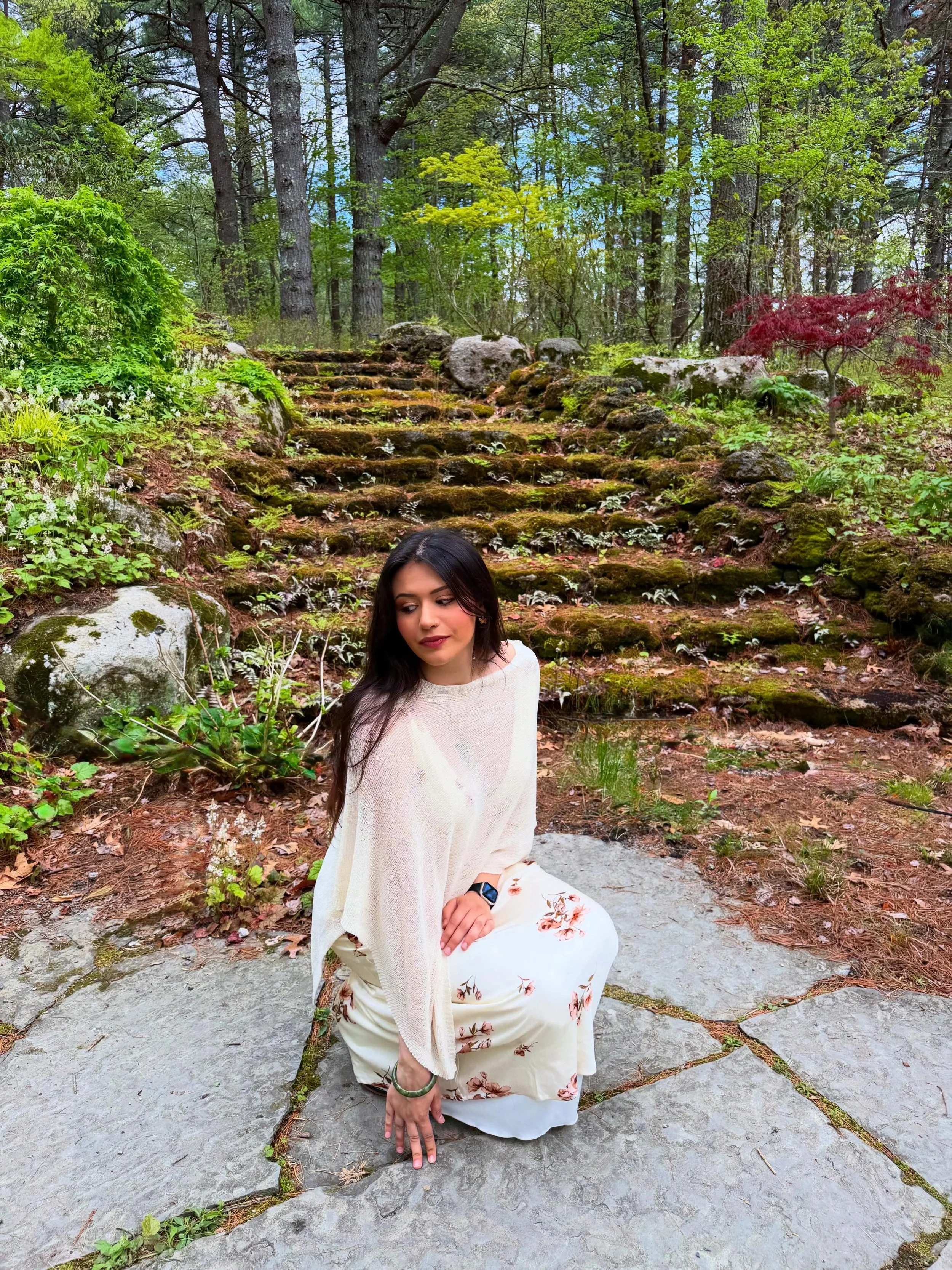 Let me reintroduce myself 🌿

Hi I&rsquo;m Milana a licensed acupuncturist, Chinese herbalist, sound healer, yoga teacher, and Reiki practitioner. I created Flora &amp; Qi because I kept seeing what was missing. 

Women walking around exhausted, horm
