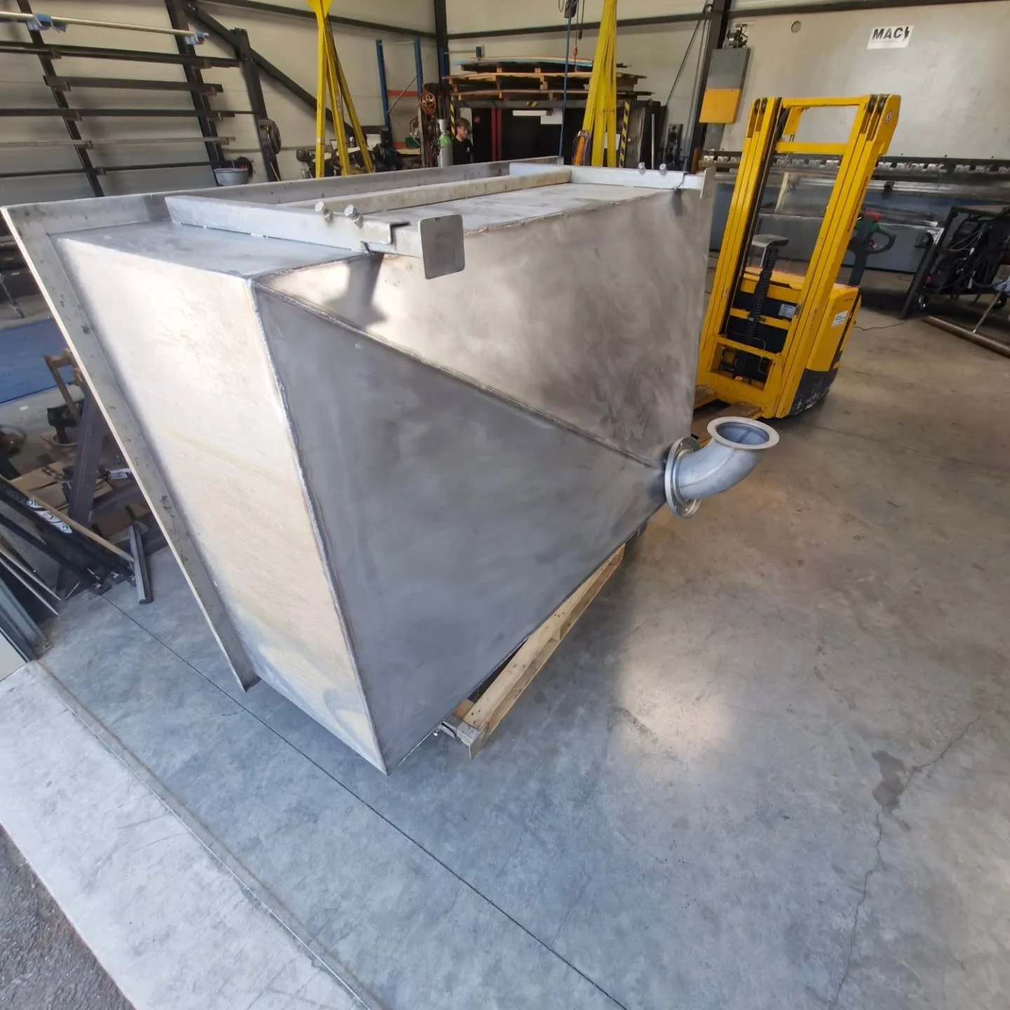 ☀️ R&eacute;novation d'un bac inox ! ☀️

Cr&eacute;ation d'une tr&eacute;mie avec bride tournante sur coude en DN 125 !
Mercredi prochain nous proc&eacute;derons &agrave; l'installation da la vanne guillotine pneumatiques par nos soins pour notre cli