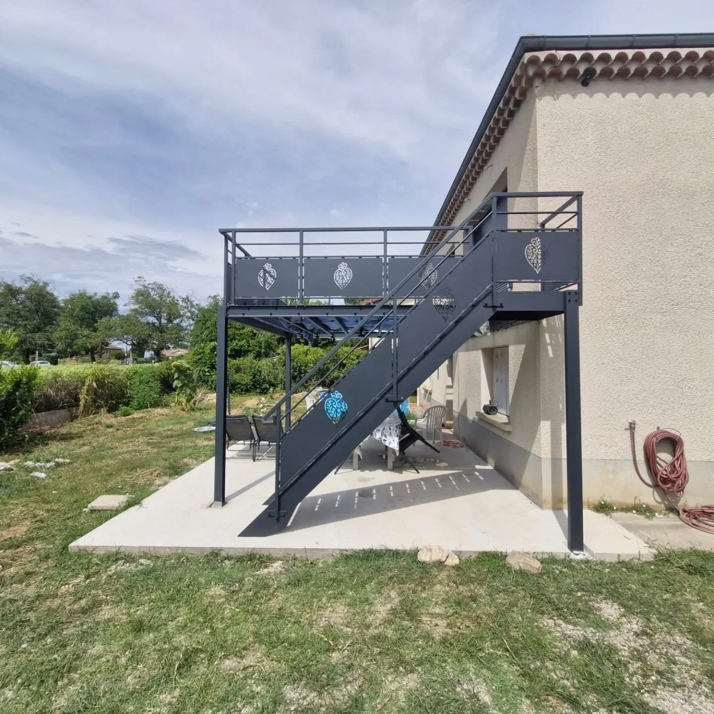 Fin d'installation pour notre belle terasse suspendu ! 
Un jolie escalier et son garde-corps viens se rajouter &agrave; cette &oelig;uvre d'art ! 🇨🇵👨&zwj;🏭❤️