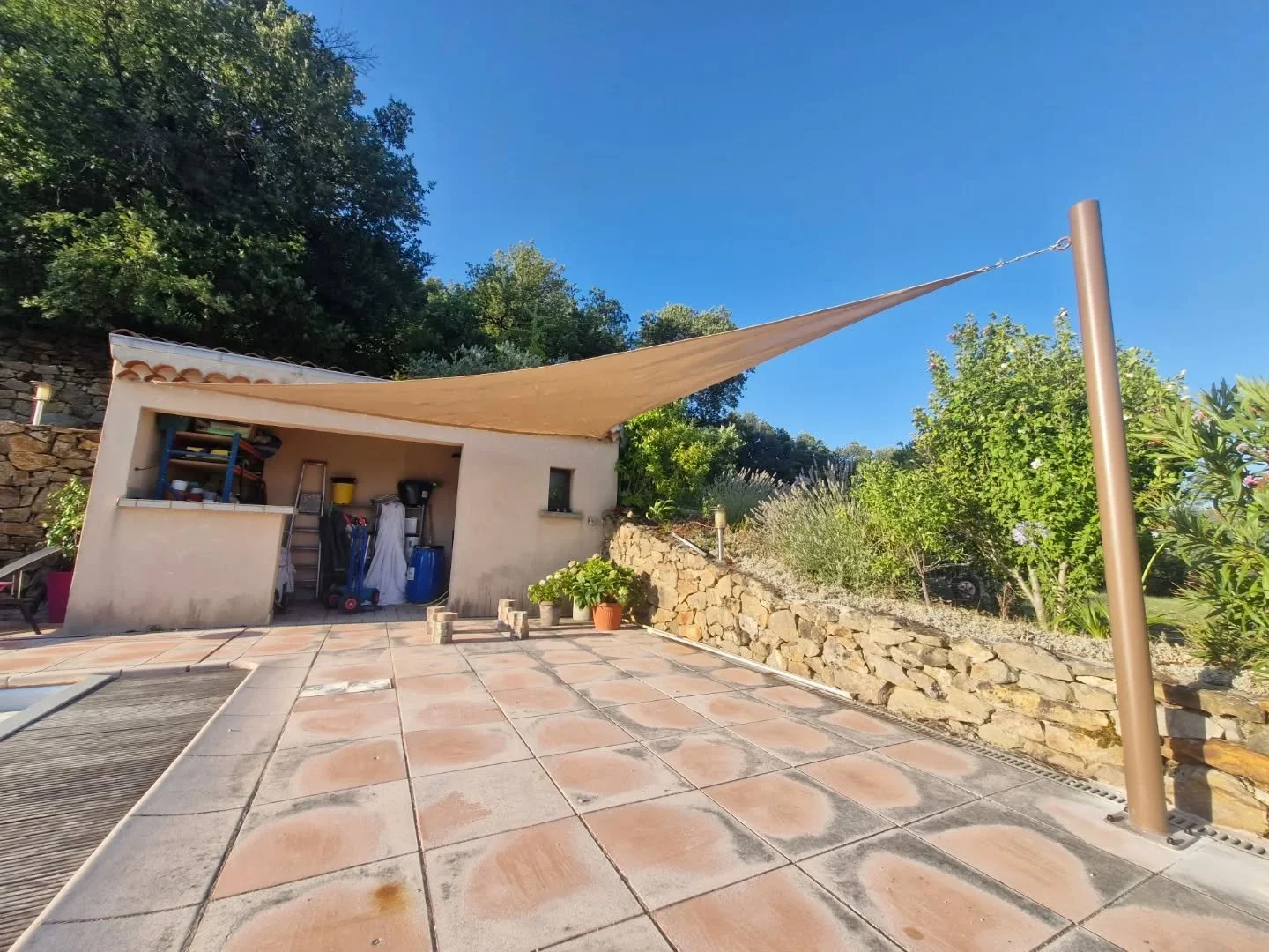 Installation d'une voile d'ombrage pour affronter l'&eacute;t&eacute; en toute tranquillit&eacute; gr&acirc;ce &agrave; rigamonti metallerie 🇨🇵👨&zwj;🏭
