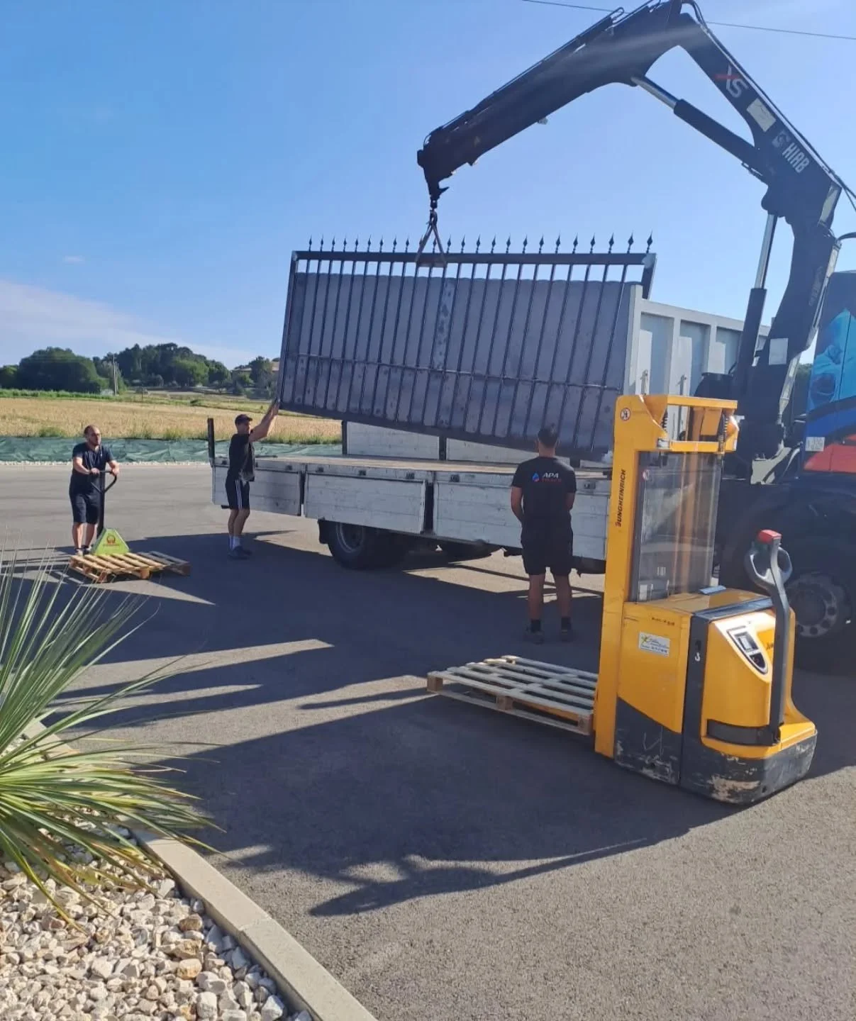 Faites confiance &agrave; rigamonti metallerie sur vos levages et installation grace &agrave; notre partenaire @apa_industrie qui nous suit sur tout nos chantiers ! 👨&zwj;🏭🇨🇵