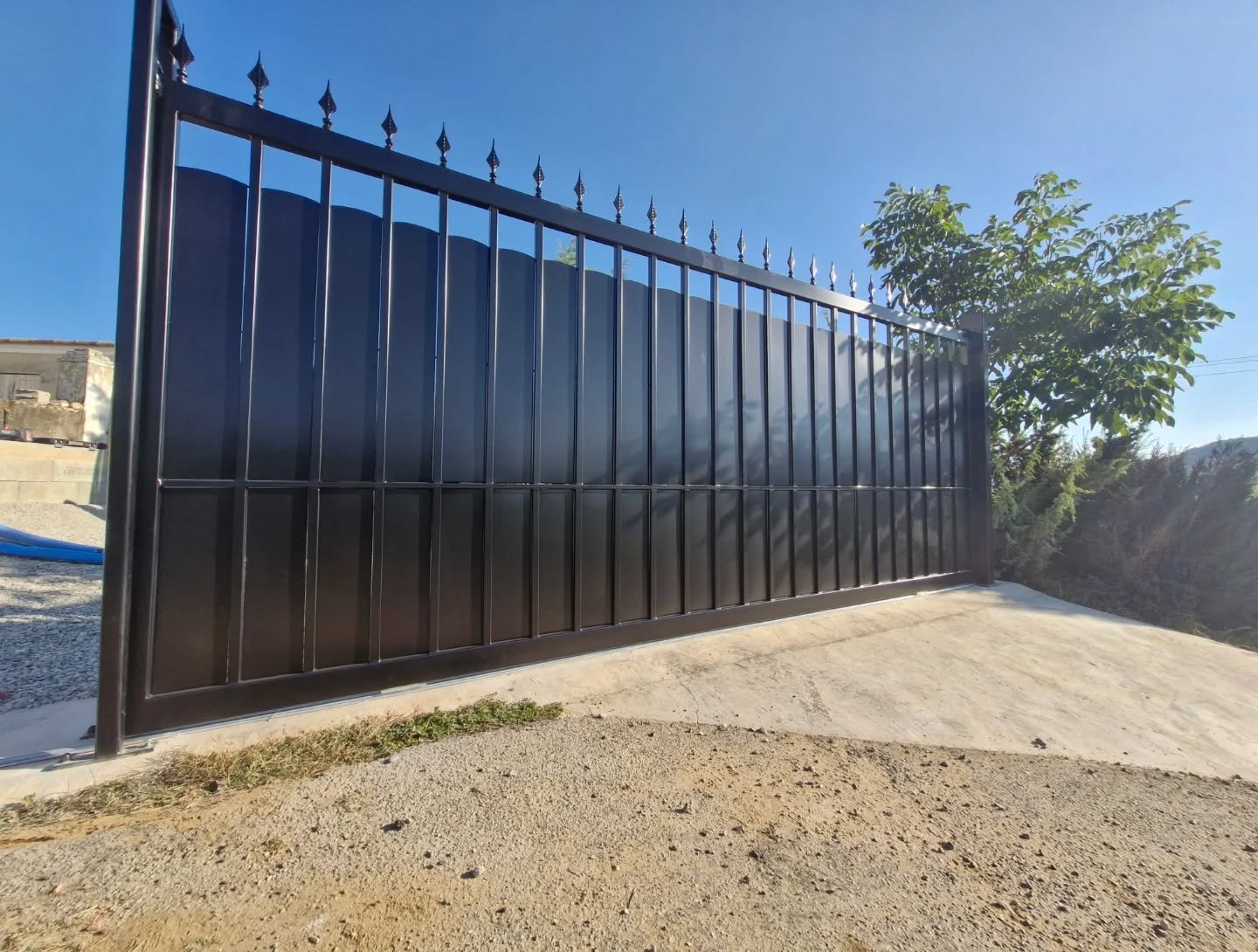Avant derni&egrave;res installation avant les vacances ! L'&eacute;quipe rigamonti metallerie tiens le bon bout ! ☀️🎊🇨🇵