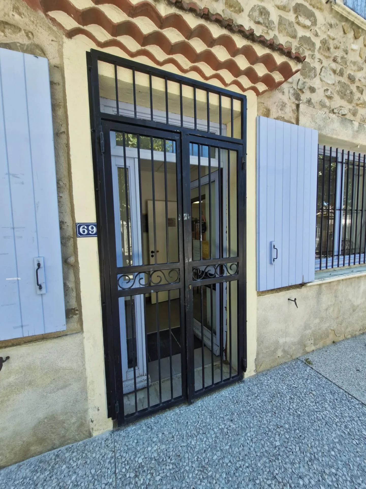 Installation d'une porte solide pour l'ancienne mairie de chavannes ! 🇨🇵☀️