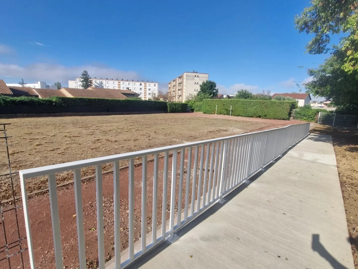 ☀️garde-corps☀️
Ce matin nous avons proc&eacute;der &agrave; l'installation de garde-corps pour une &eacute;cole &agrave; romans sur Is&egrave;re.
Pentes &agrave; 5% avec m&eacute;plat au millieux. 
🧑🏼&zwj;🏭🇨🇵