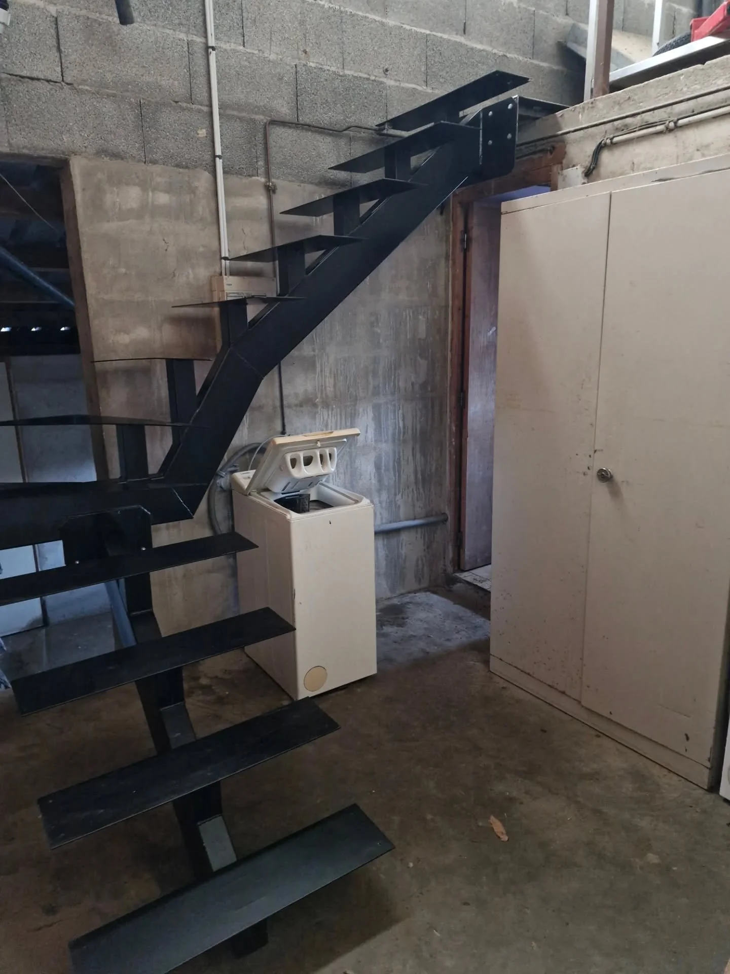 Installation d'escalier dans une ferme ! 🎁👨&zwj;🏭🇨🇵 mise en place des marches en bois par notre client ! ✅️