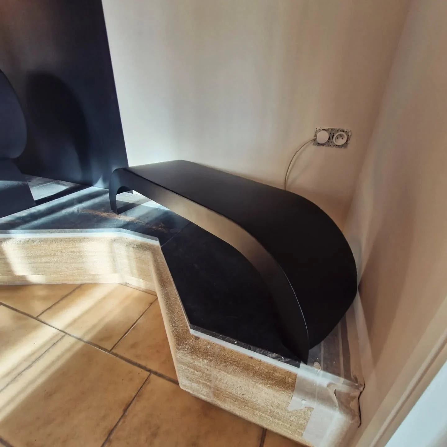 Ensemble sur mesure ! 

Meuble de tv qui s'accorde avec la forme du po&ecirc;le ainsi que sa tole de protection murale avec sa niche 🧑🏼&zwj;🏭🇨🇵