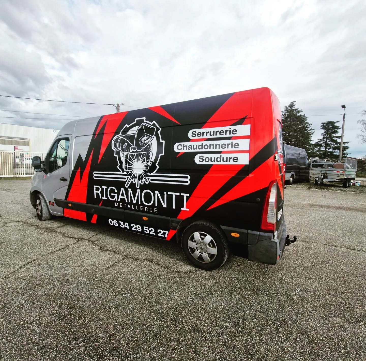 C'est l'heure de vous d&eacute;voiler le camion avec sa nouvelle beaut&eacute; !!!!! Attention les yeux, &ccedil;a claque !!! 😍🎉🧑🏼&zwj;🏭🇨🇵

(Les meilleurs reconna&icirc;tront le drapeau fran&ccedil;ais sous les 2 r&eacute;troviseurs) 🇨🇵

#ar