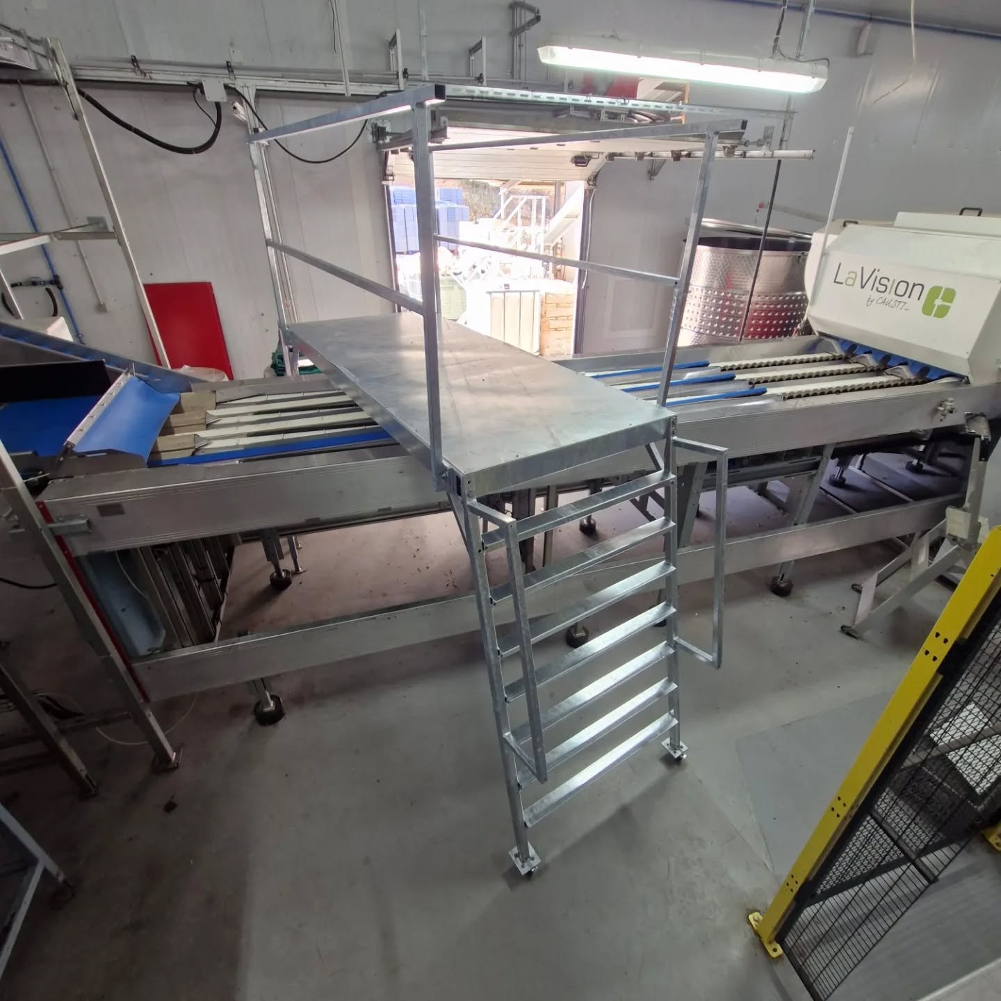 Installation d'une passerelle d&eacute;montable et sur roulette enti&egrave;rement galvanis&eacute; pour faciliter les d&eacute;placements des op&eacute;rateurs entre les machines tout en gardant une facilit&eacute; de nettoyage. 🧑🏼&zwj;🏭🇨🇵