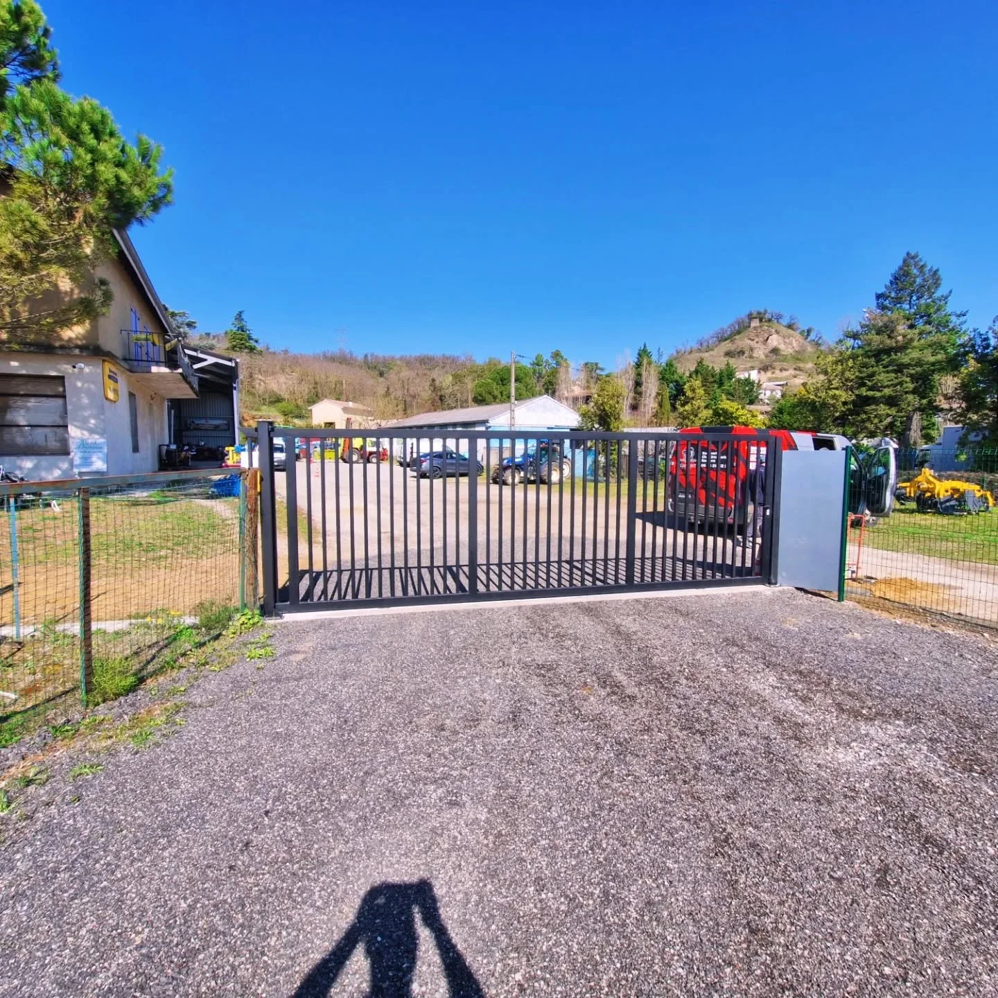 Installation d'un portail de 6M x 2M ainsi qu'une cl&ocirc;ture rigide ! 
Merci &agrave; agri herbasse pour sa confiance pour ce chantier ! 🧑🏼&zwj;🏭🇨🇵