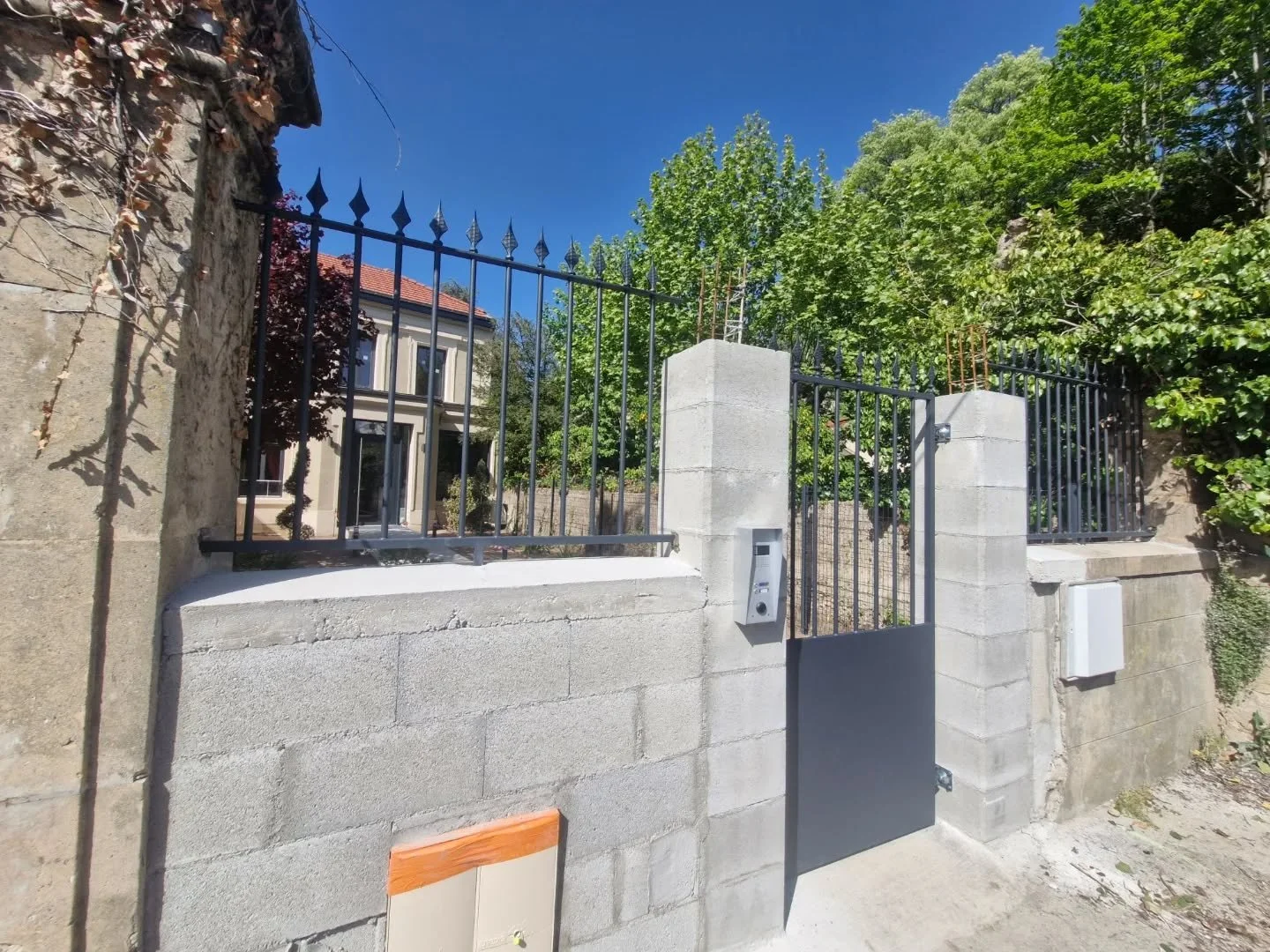 Installation du jour 🎉

Garde-corps avec fer de lance scell&eacute; avant cr&eacute;pis et portillon &agrave; g&acirc;che &eacute;lectrique. 🧑🏼&zwj;🏭🇨🇵