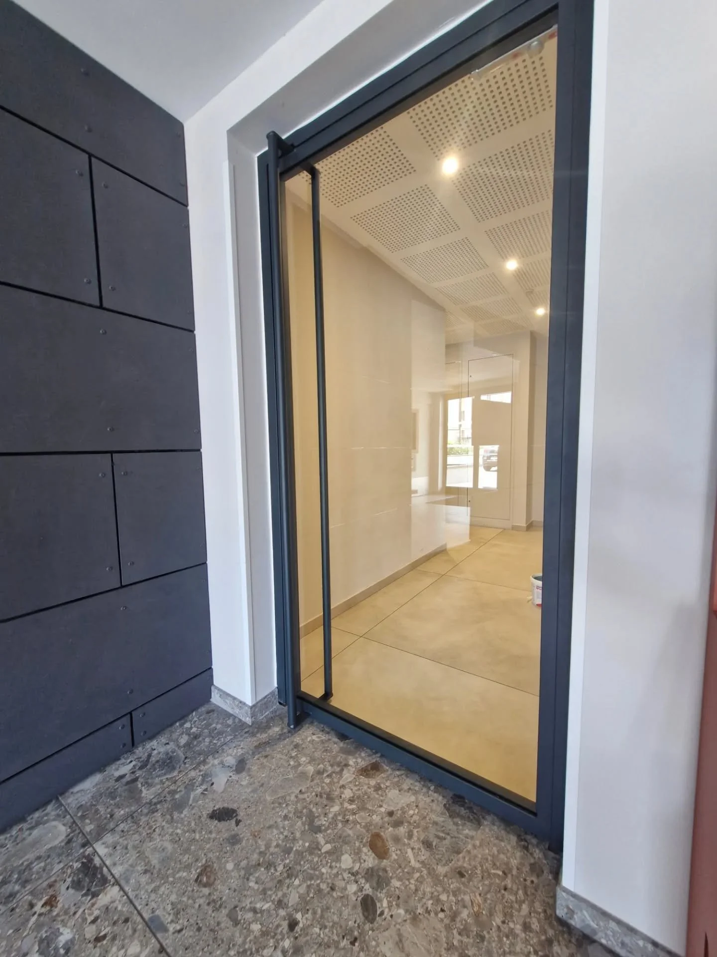 Une jolie porte vitr&eacute;e enti&egrave;rement r&eacute;alis&eacute; et install&eacute; par rigamonti metallerie 🧑🏼&zwj;🏭🇨🇵