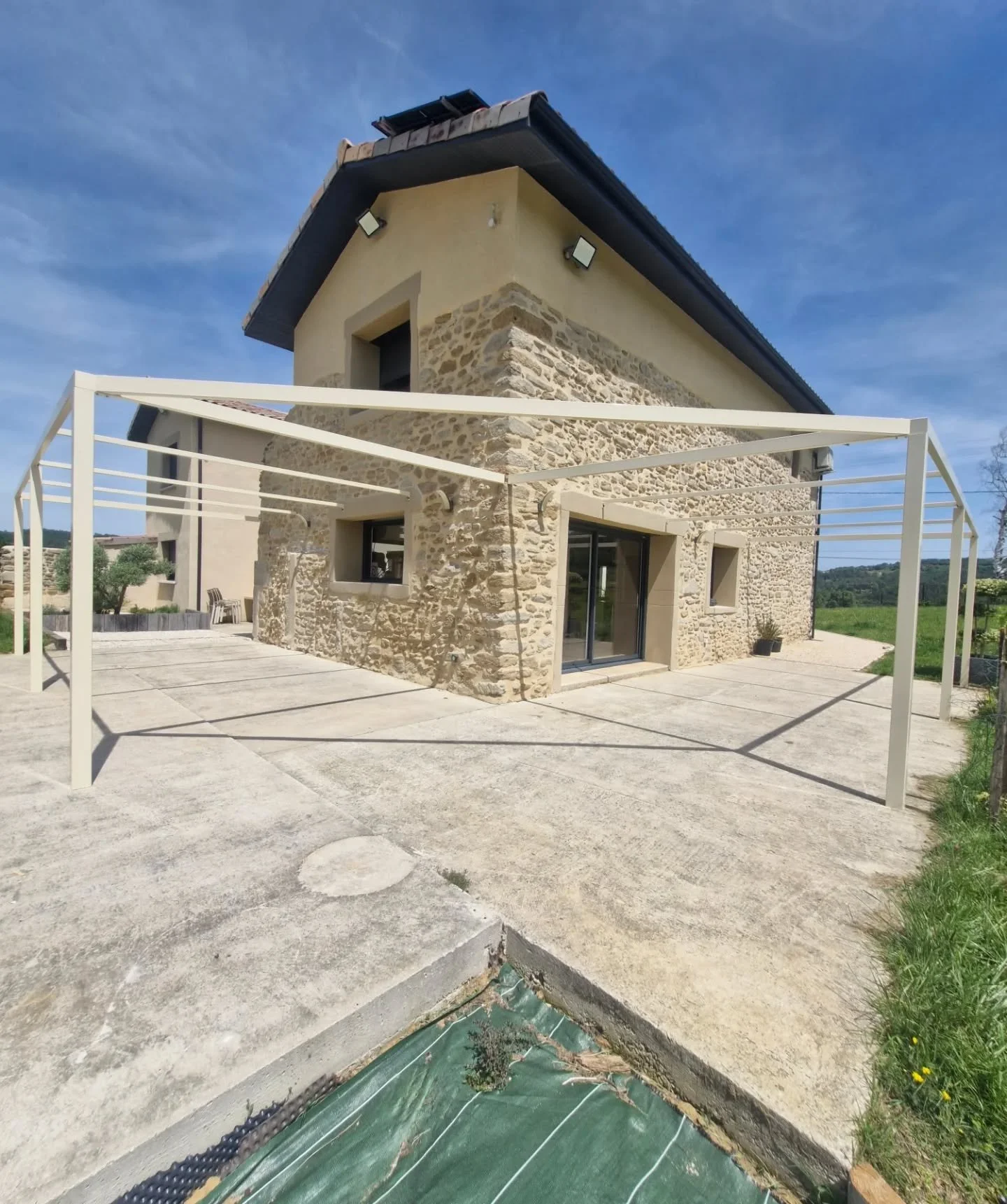Tout droit sorti de notre atelier de fabrication, cette magnifique pergola vient habiller cette jolie villa ! 
Une &oelig;uvre d'art de plus install&eacute; par l'&eacute;quipe rigamonti metallerie 🧑🏼&zwj;🏭🇨🇵