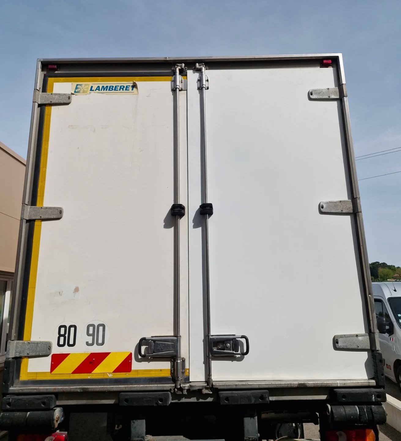 Fabrication et installation d'une nouvelle porte de camion ! 🧑🏼&zwj;🏭🇨🇵