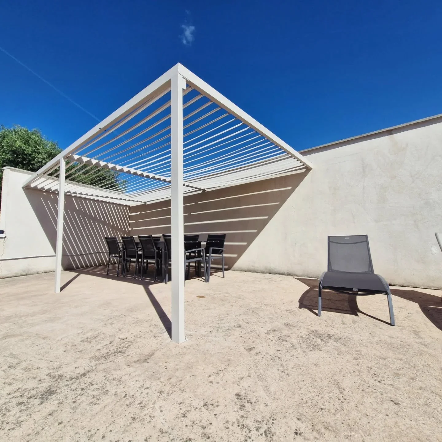 Sublimez votre ext&eacute;rieur avec nos cr&eacute;ations sur mesure fabriqu&eacute;es dans nos ateliers et install&eacute;es par nos &eacute;quipes sp&eacute;cialis&eacute;es 🧑🏼&zwj;🏭🇨🇵
Cette pergola vient se rajouter &agrave; ces magnifiques g