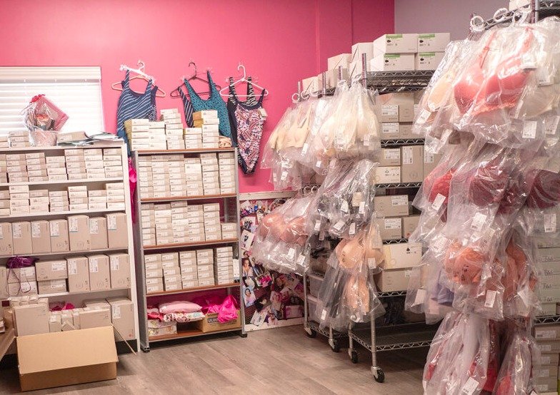 🌸 Spring into Comfort and Confidence! 🌸
As the weather warms up, Breast Friends is here to help you feel your best! Whether you're rocking a tank top or heading to the beach!

👙 We now offer swimsuits, along with no-cost prostheses and mastectomy 