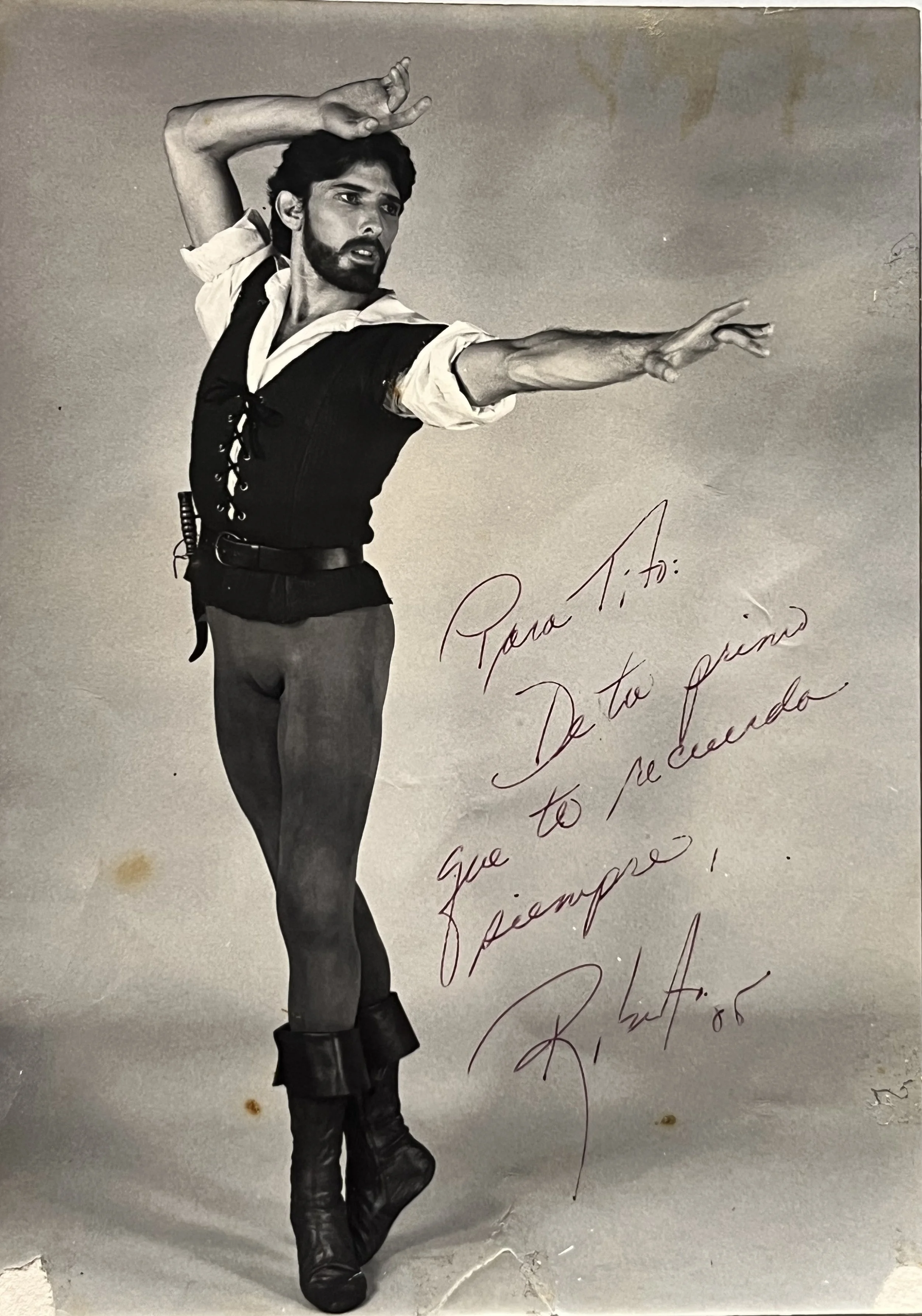 Roberto Rodríguez_bailando 3 barba..jpeg