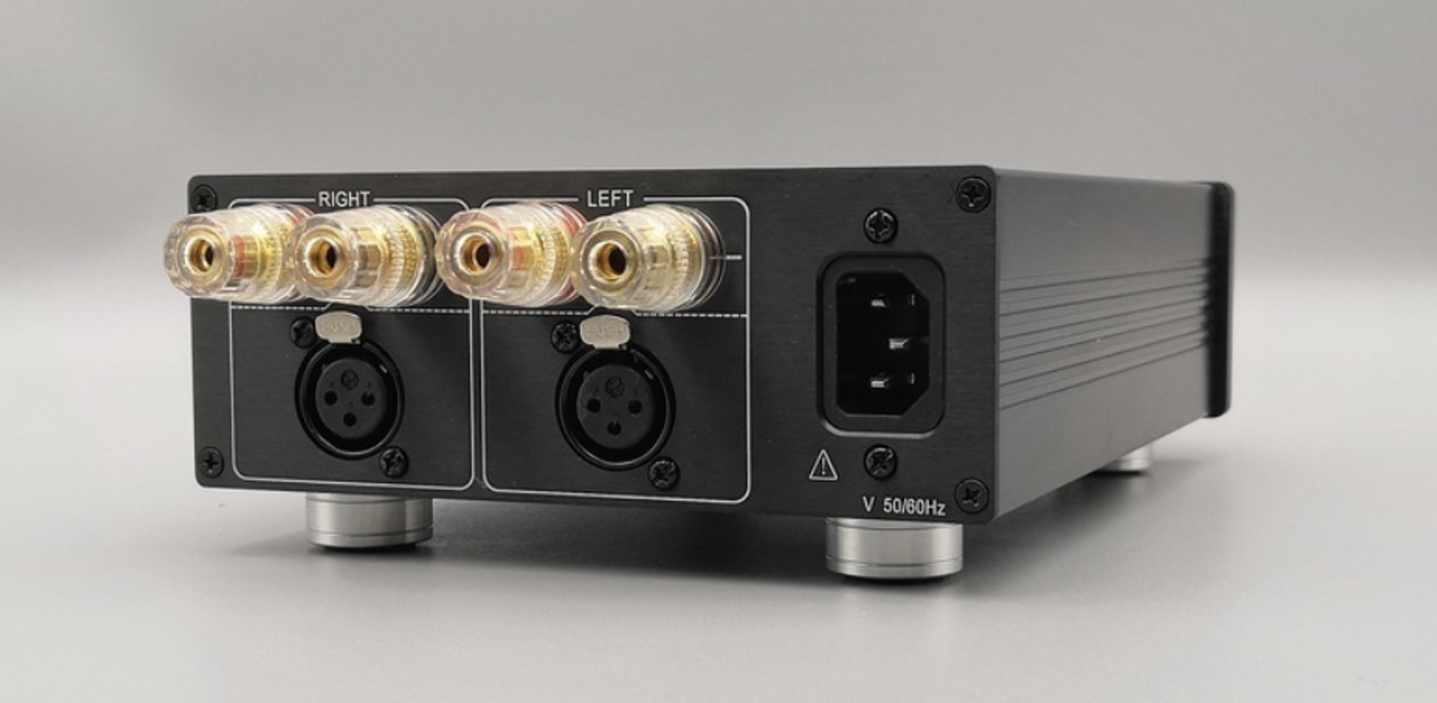 Amplificador de audio con salidas para cables de altavoces derecho e izquierdo y entrada de alimentación eléctrica