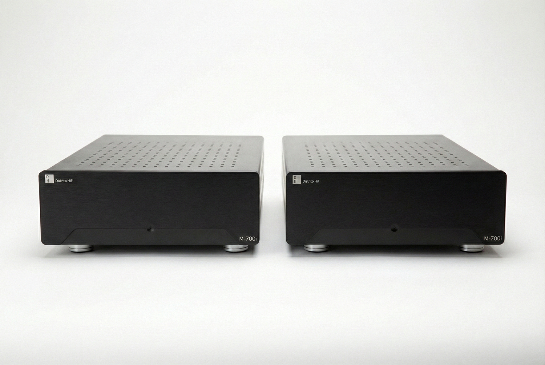 Dos amplificadores de audio negros en un fondo blanco.