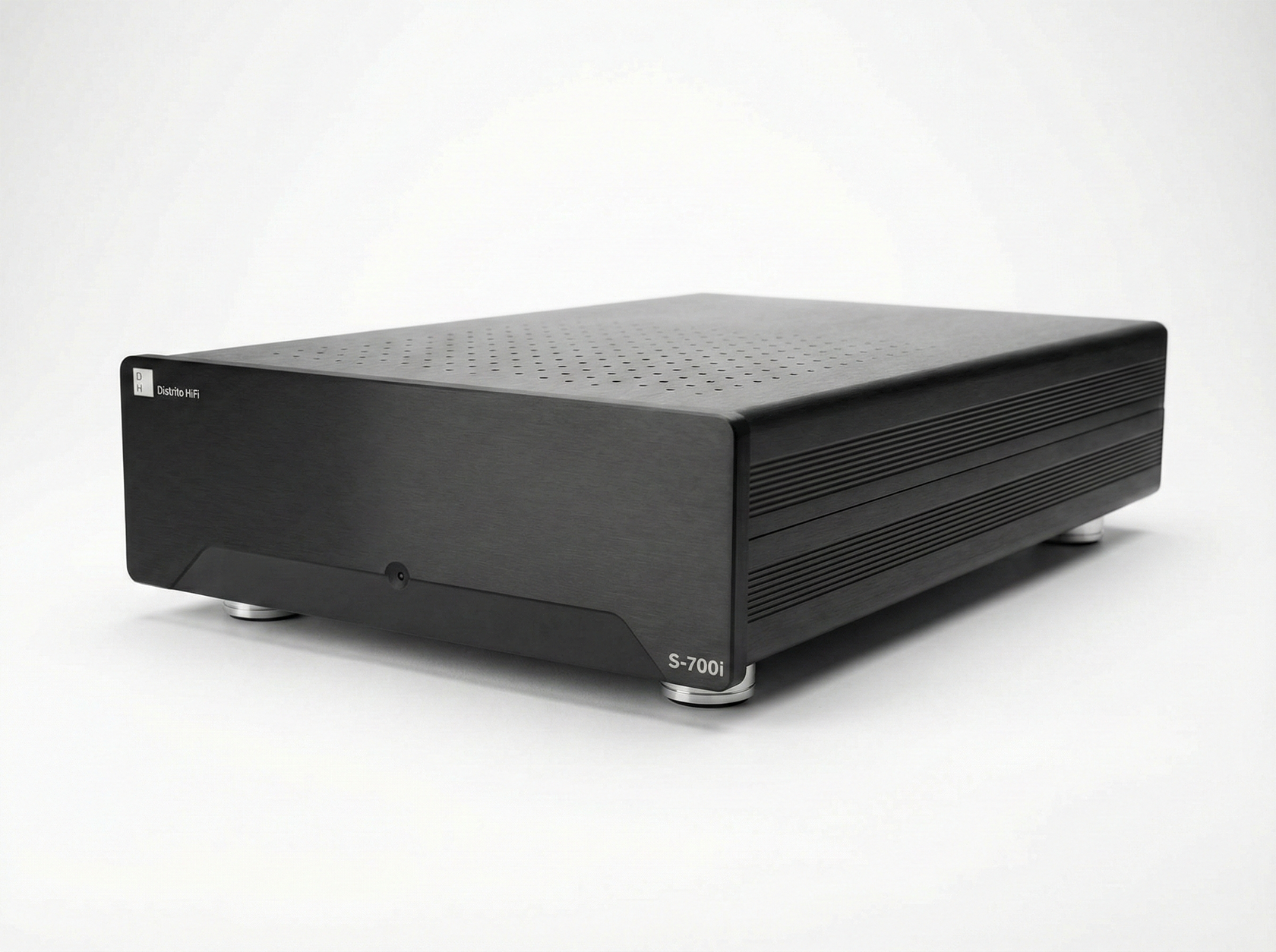 Amplificador de audio negro de perfil con superficie perforada en la parte superior, etiquetas en la esquina frontal izquierda y derecha.