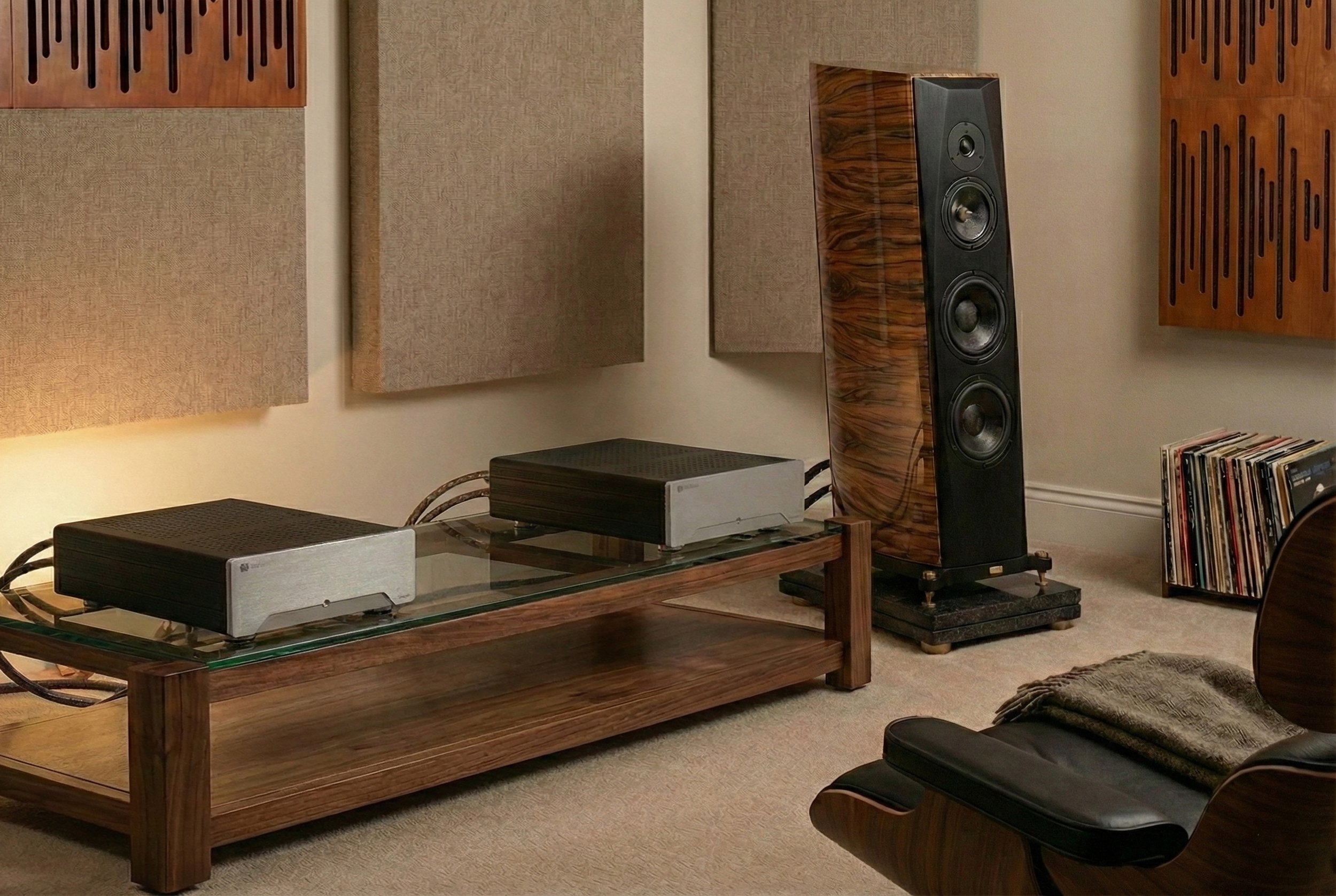 Estudio de grabación con altavoces grandes, consola y paneles acústicos en las paredes.