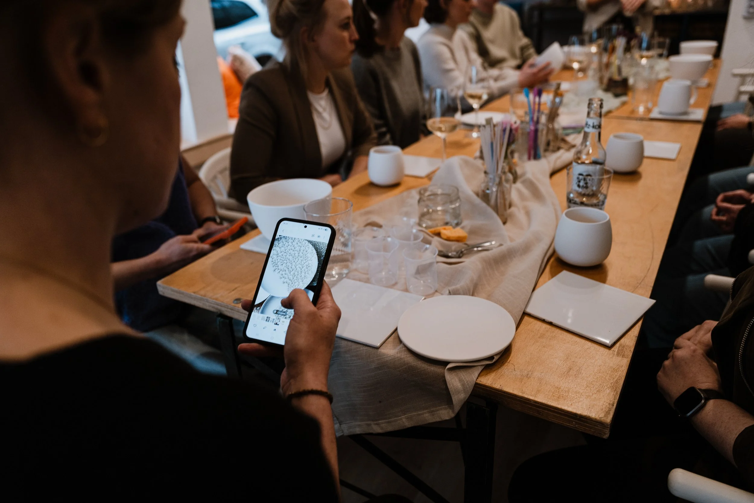 Rihkramik malbereit auf Werktisch