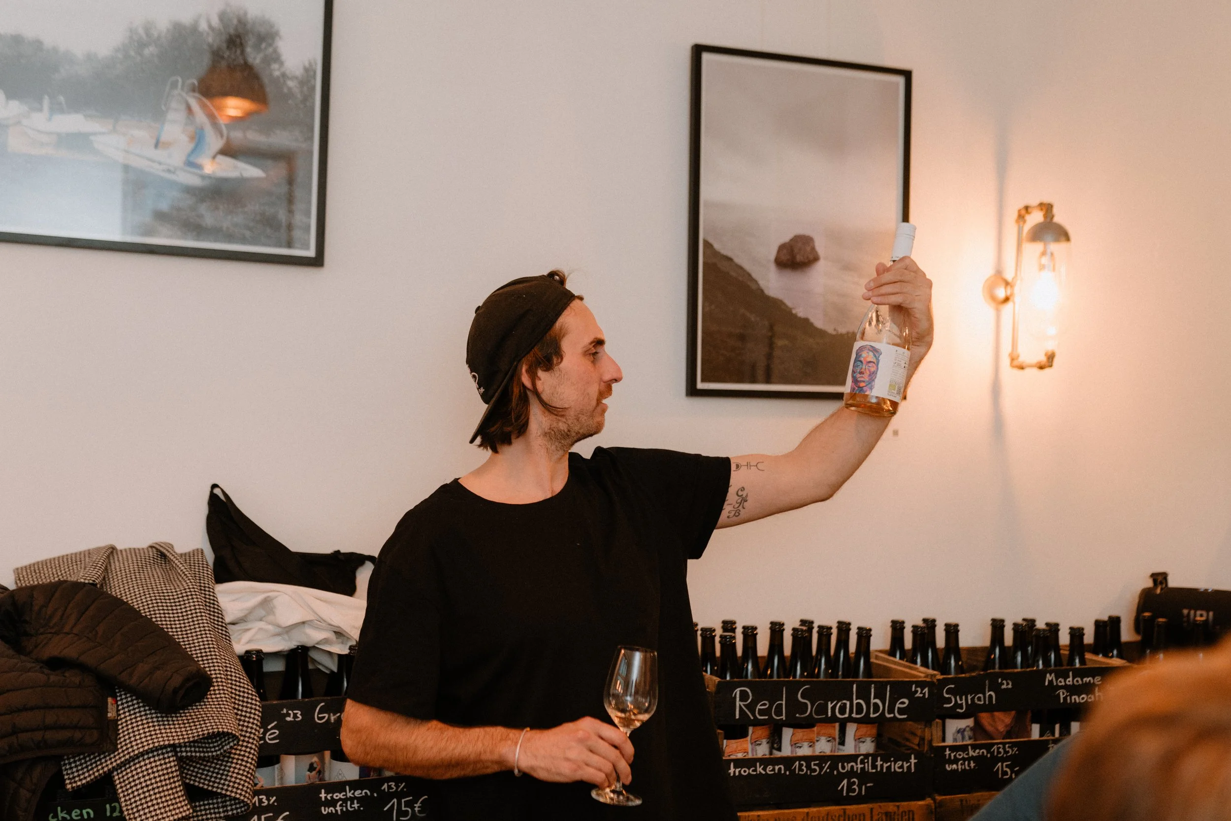 IMI Winery Winzer mit Weinflasche