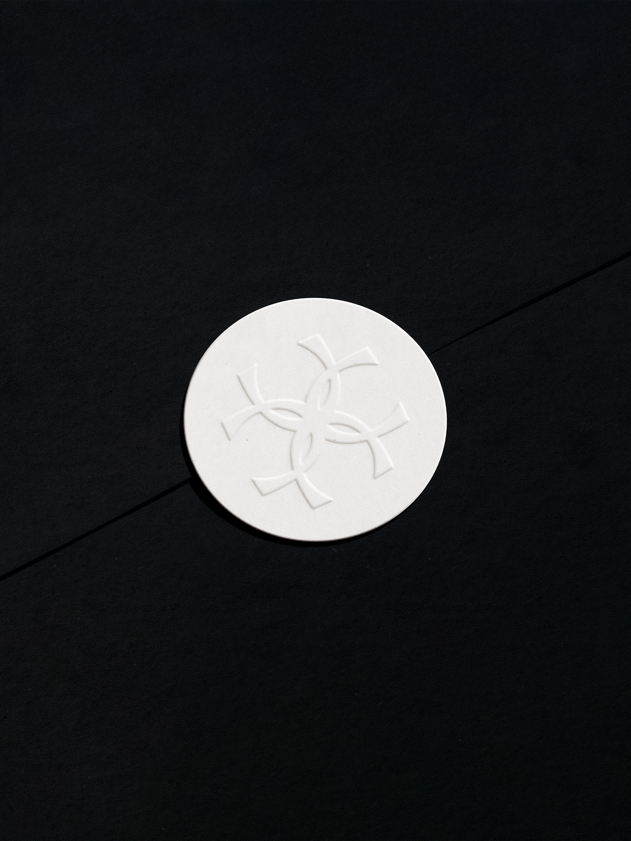 close-up-logo-mockup-on-paper-isometric.png