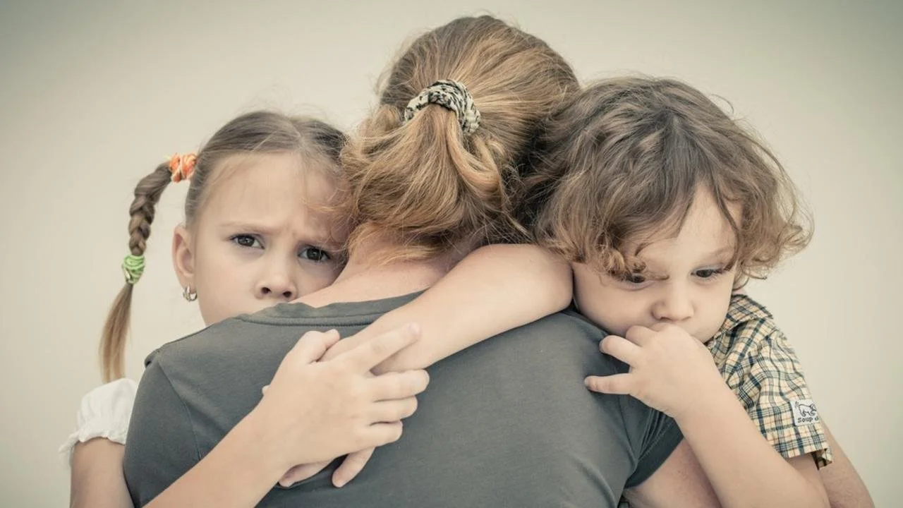 Help a single mom with three young kids who fled abuse