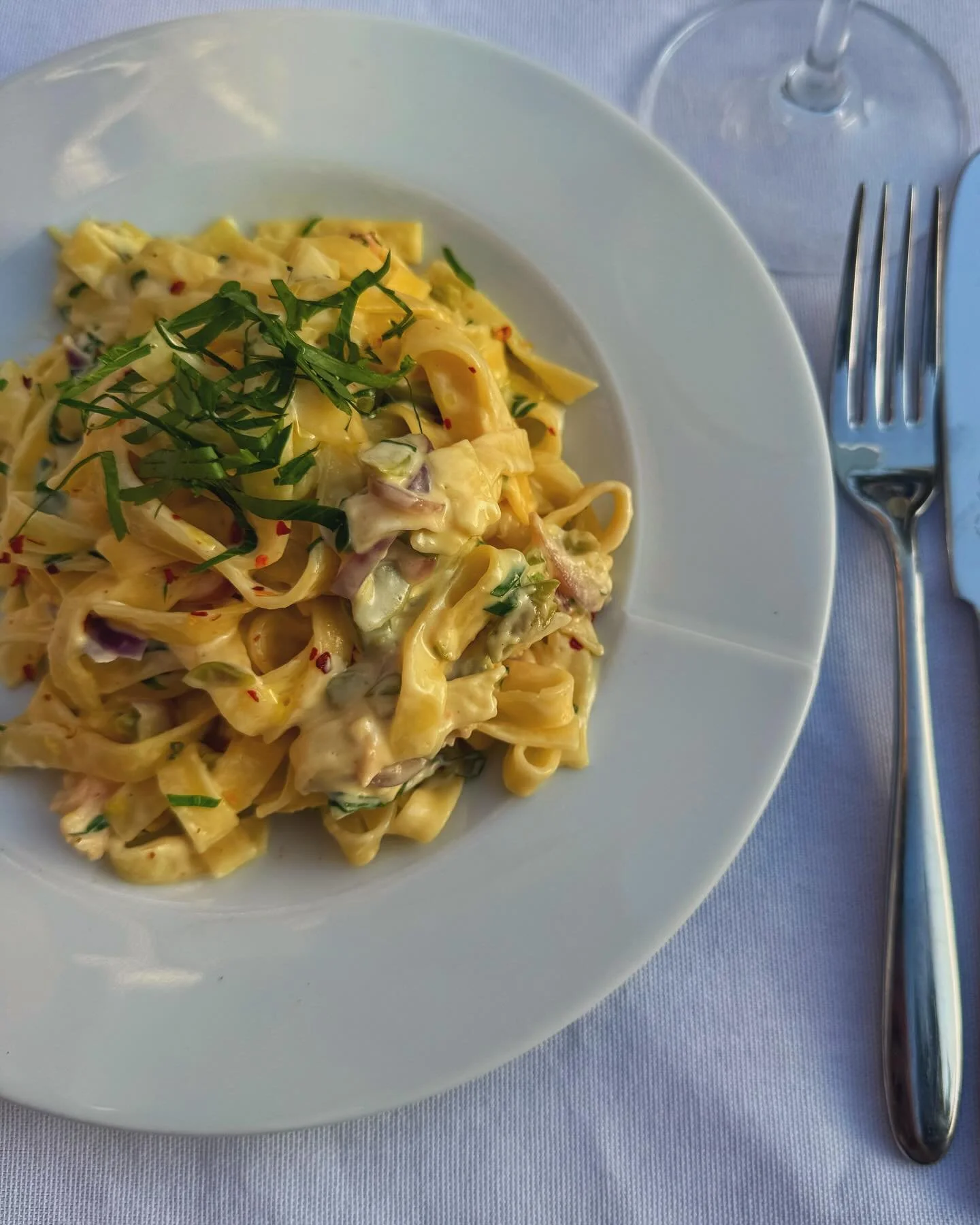 Just a casual lobster tail tagliatelle in a white wine, shallot and parsley cream sauce ☀️🤤&hearts;️ 

.
.
.
.
.
#privatedining #catering #privatechef #meshutaf #lobster #pasta