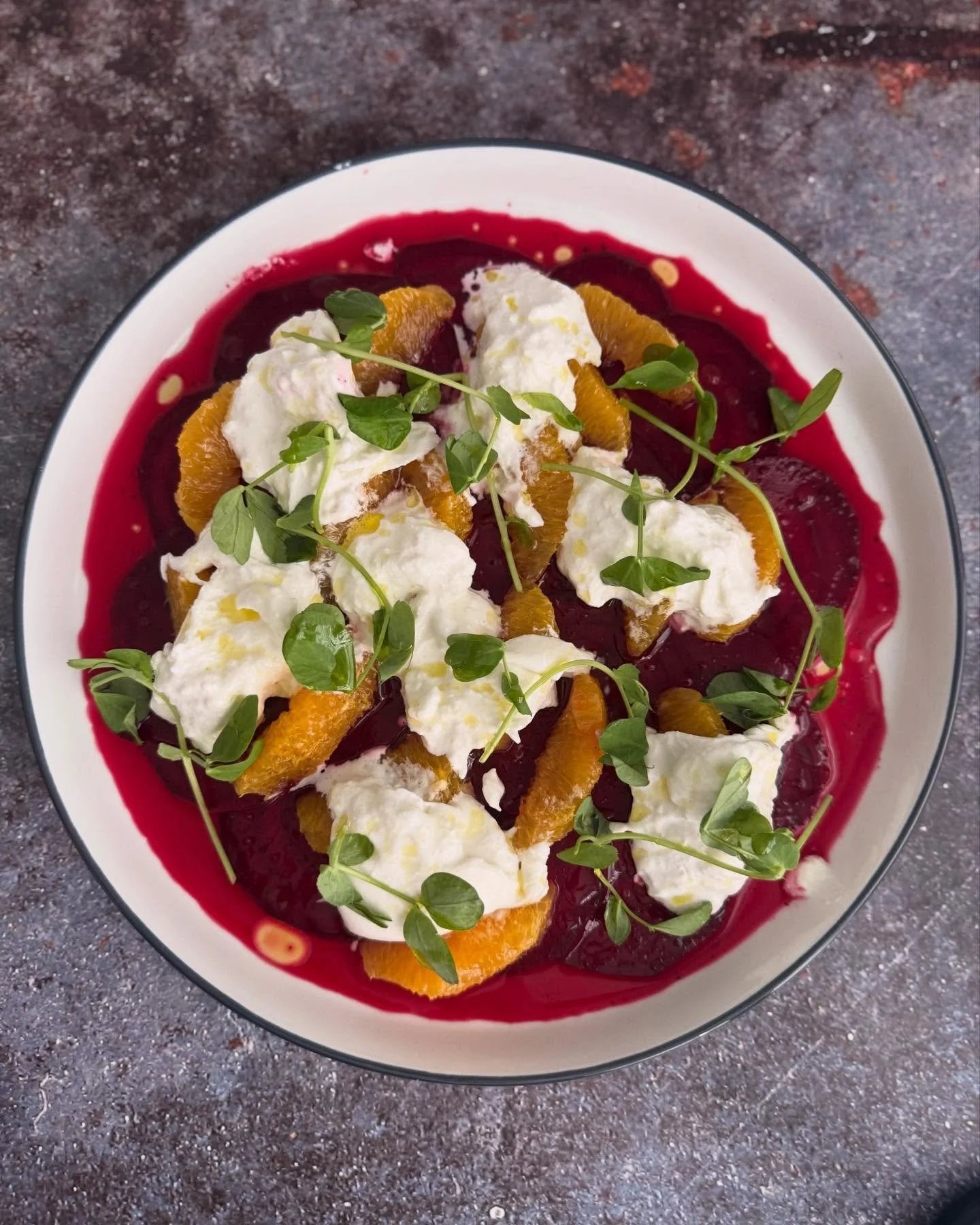 A ridiculously delicious, clean and indulgent summer starter: Flash-cured sumac &amp; muscatel beetroot, Seville orange segments, burrata, pea shoots 😍

.
.
.
.
.

#privatechef #caterer #london #summerfood #meshutaf