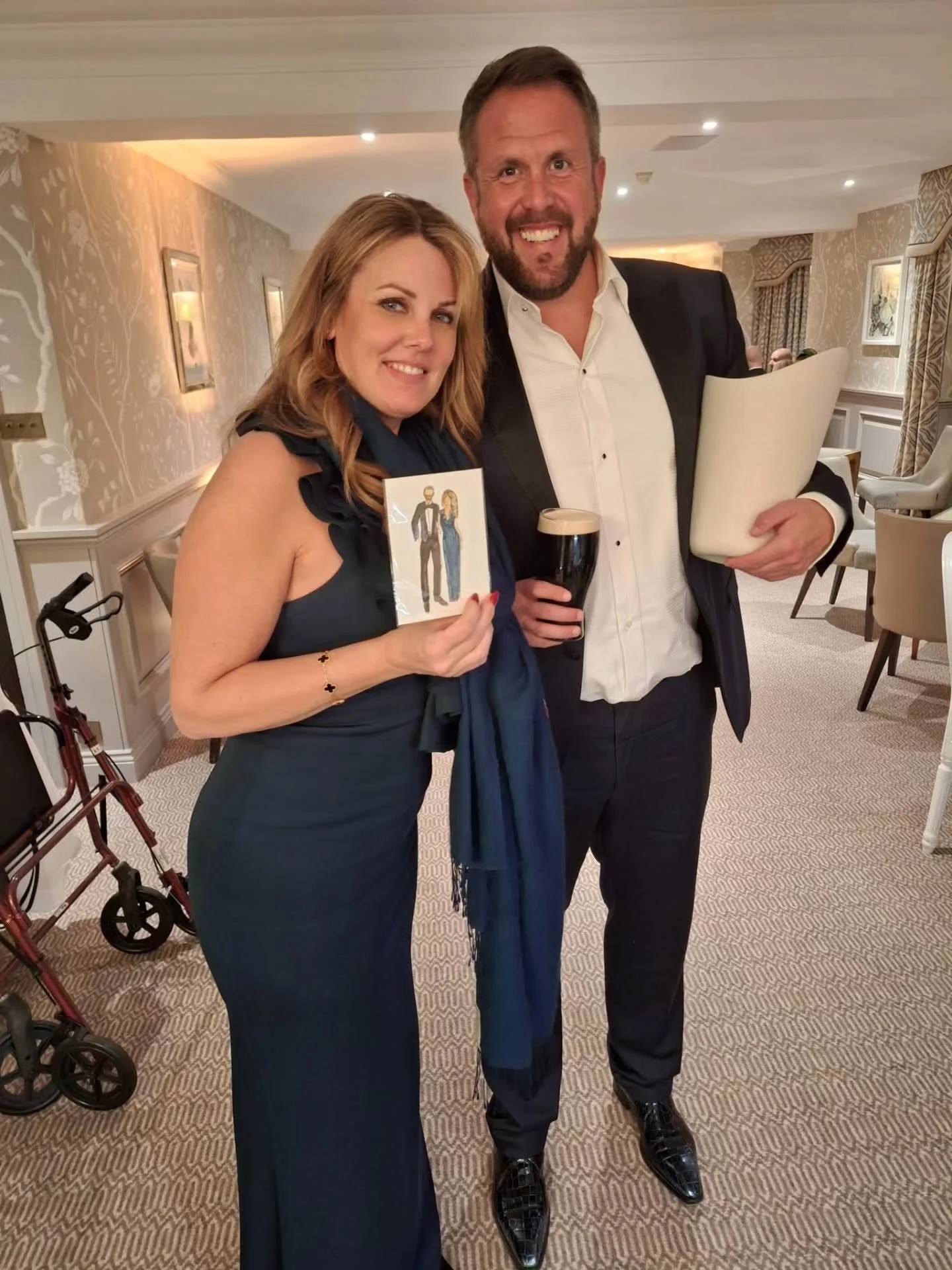 Happy guests with their illustrations at last week's wedding 🤍✨

#weddingillustration #eventillustration #illustrator #illustration #wedding livesketch painting watercolour sketchedbyme