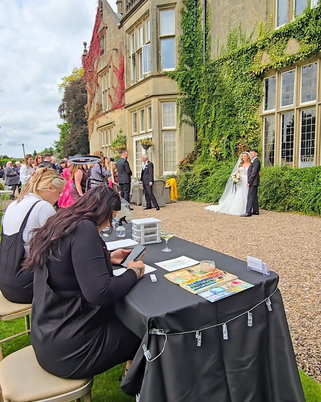 The best view 🤍✨

Painting to the guests while the bridal party has their photos right in front of us 👰🤵 Absolutely stunning all of you 🫶

#liveillustration #liveartist #weddingillustrator #weddingfavor #eventillustration