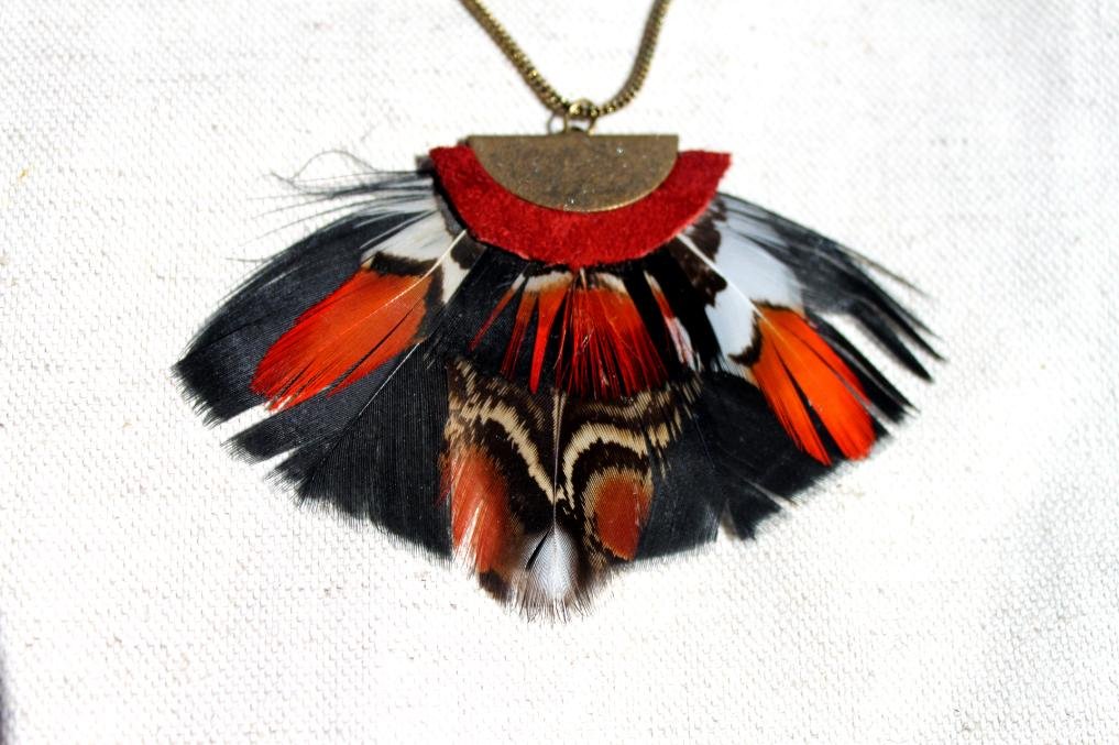 collier plumandala rouge et noir grande taille papillon.jpg
