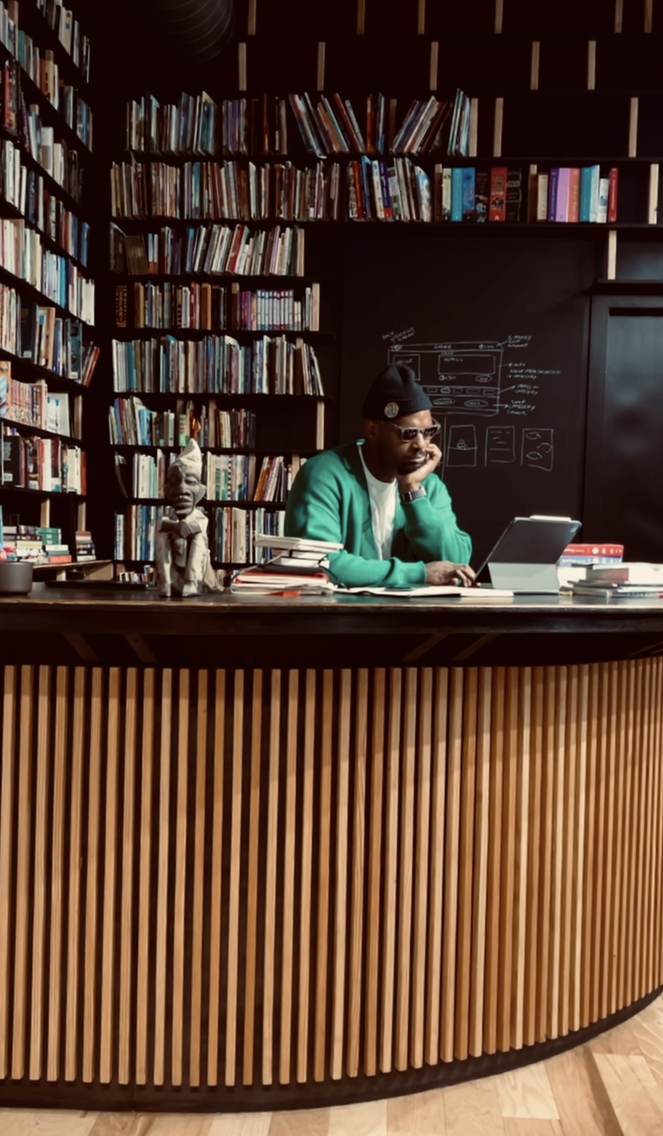 MR. TOMONOSHi! Daydreaming While Writing