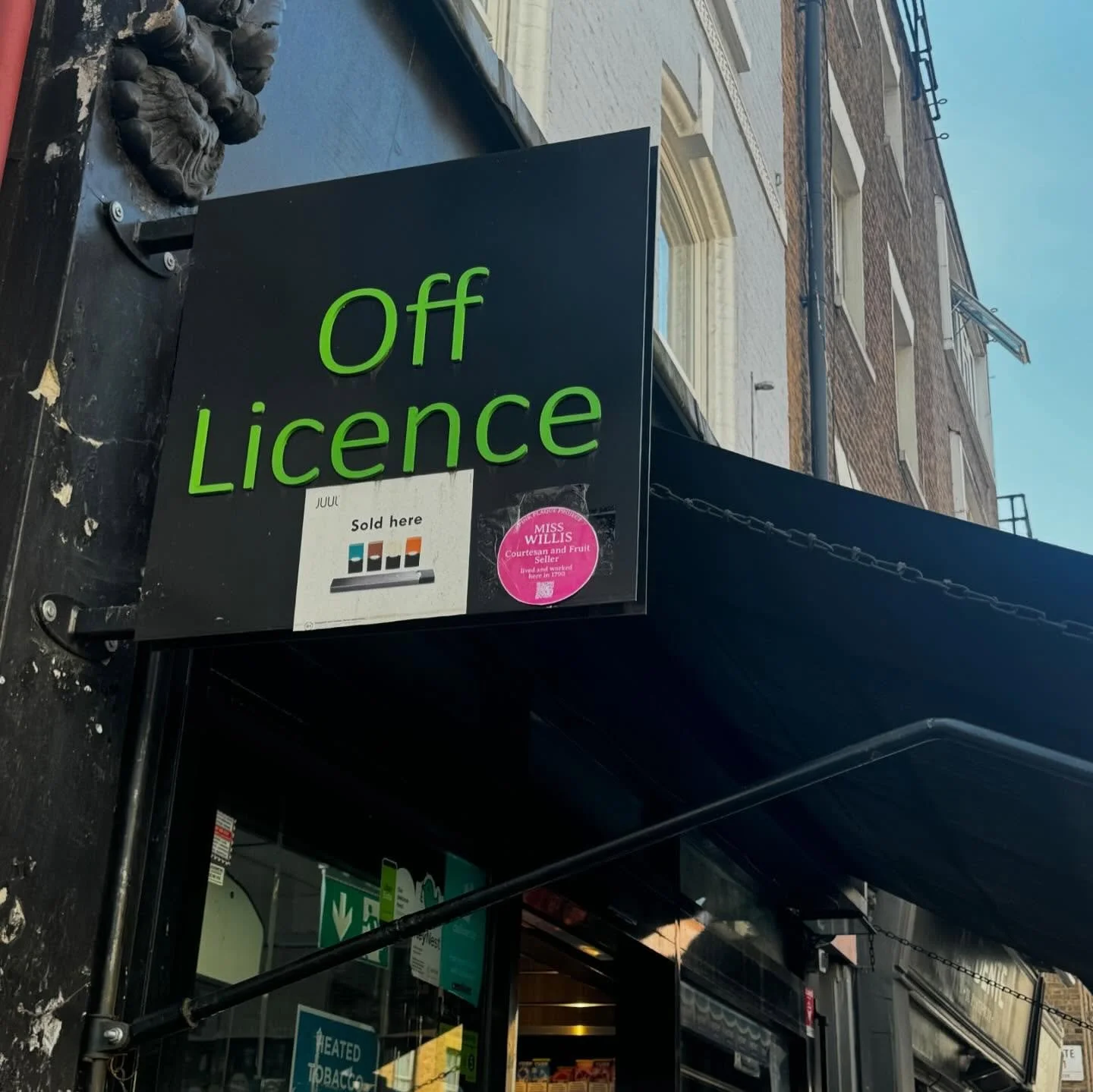 Miss Willis can be found outside Goodge Street Food and Wine at 49 Goodge Street, directly across the street from where she lived in 1790. Click the link in our bio to find out more about these extraordinary women. 

#harrislistofcoventgardenladies #